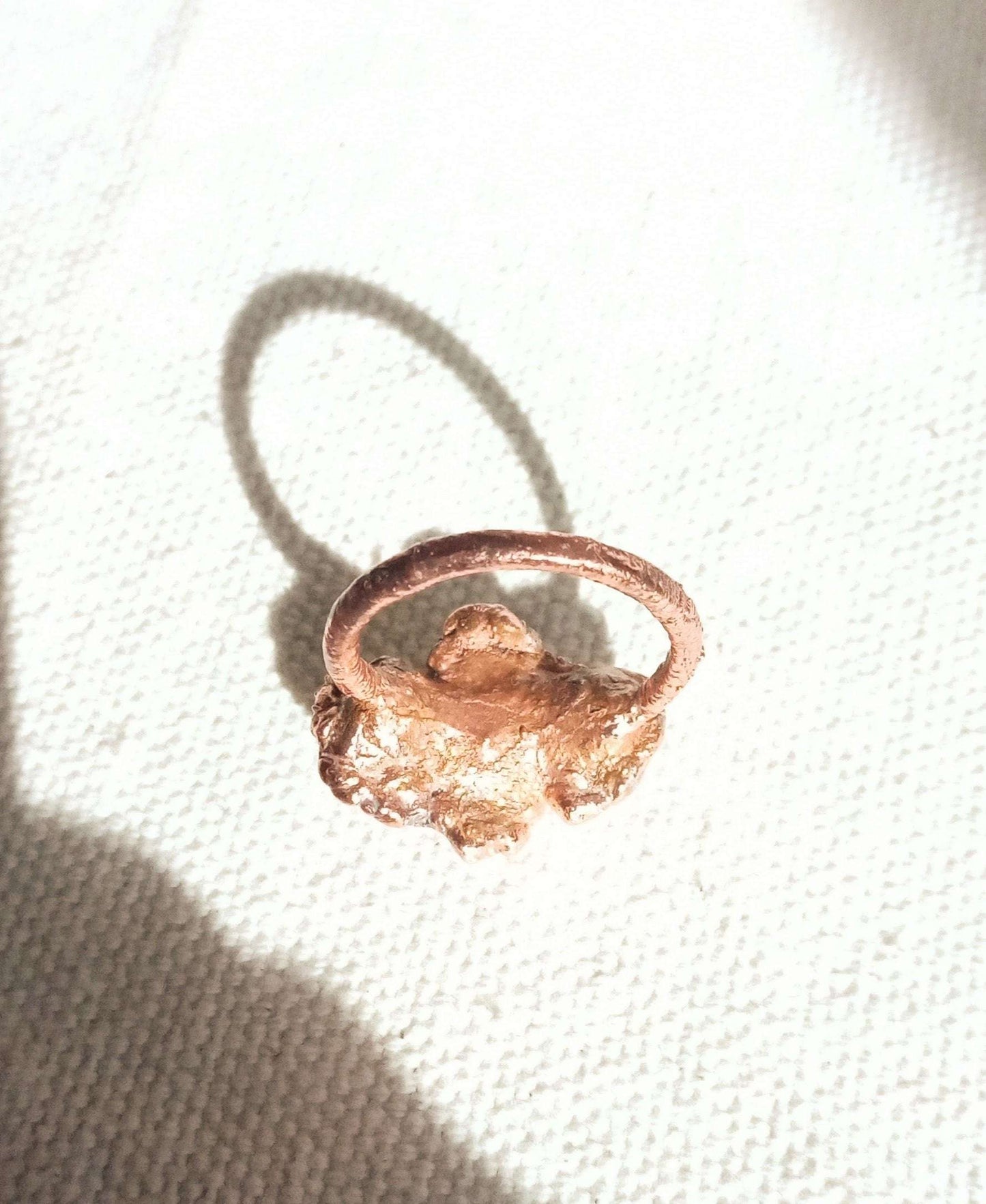 Bague pierres naturelles quartz rose cuivre électroformé style brutaliste