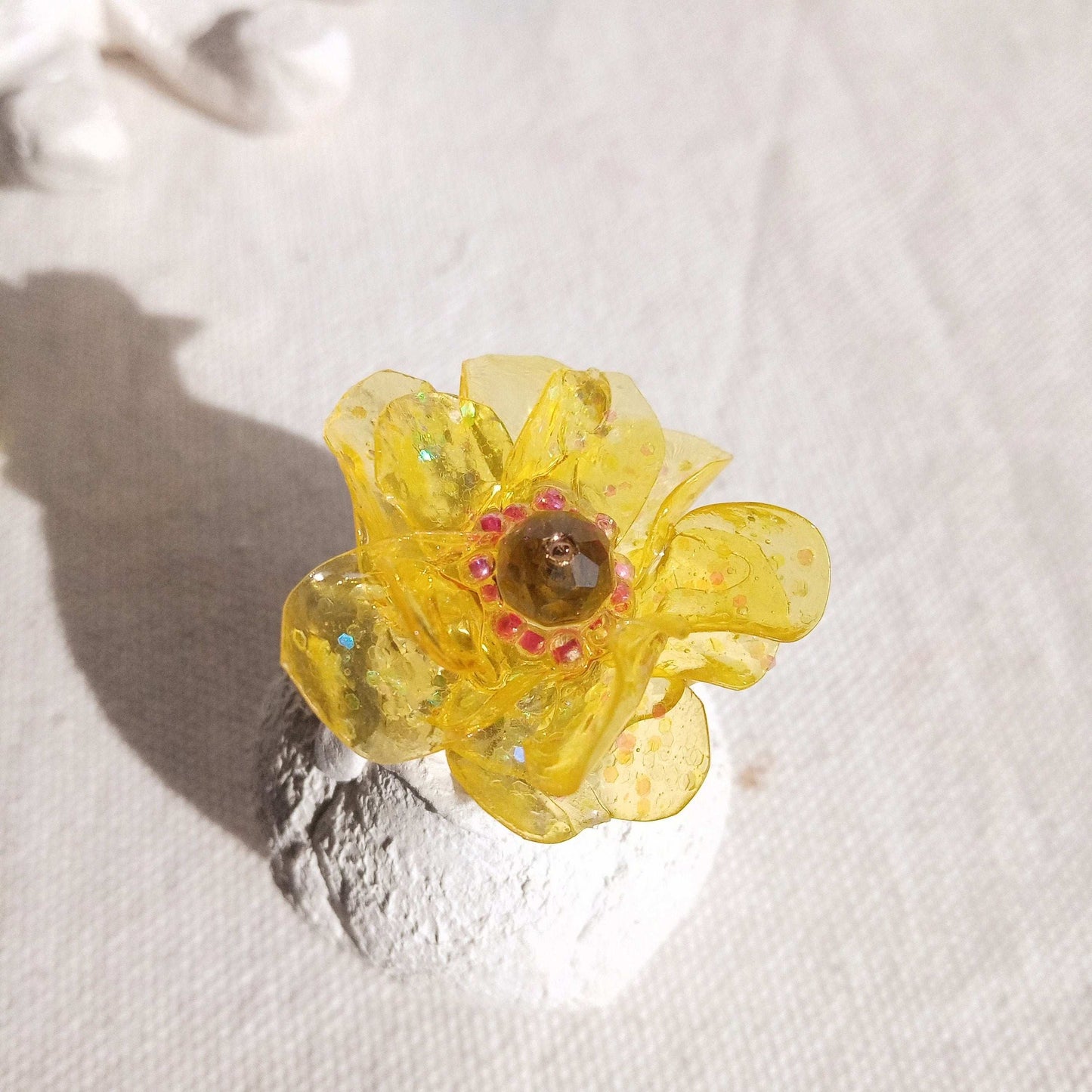 Bague T50 fleur jaune coeur rose en plastique upcycling