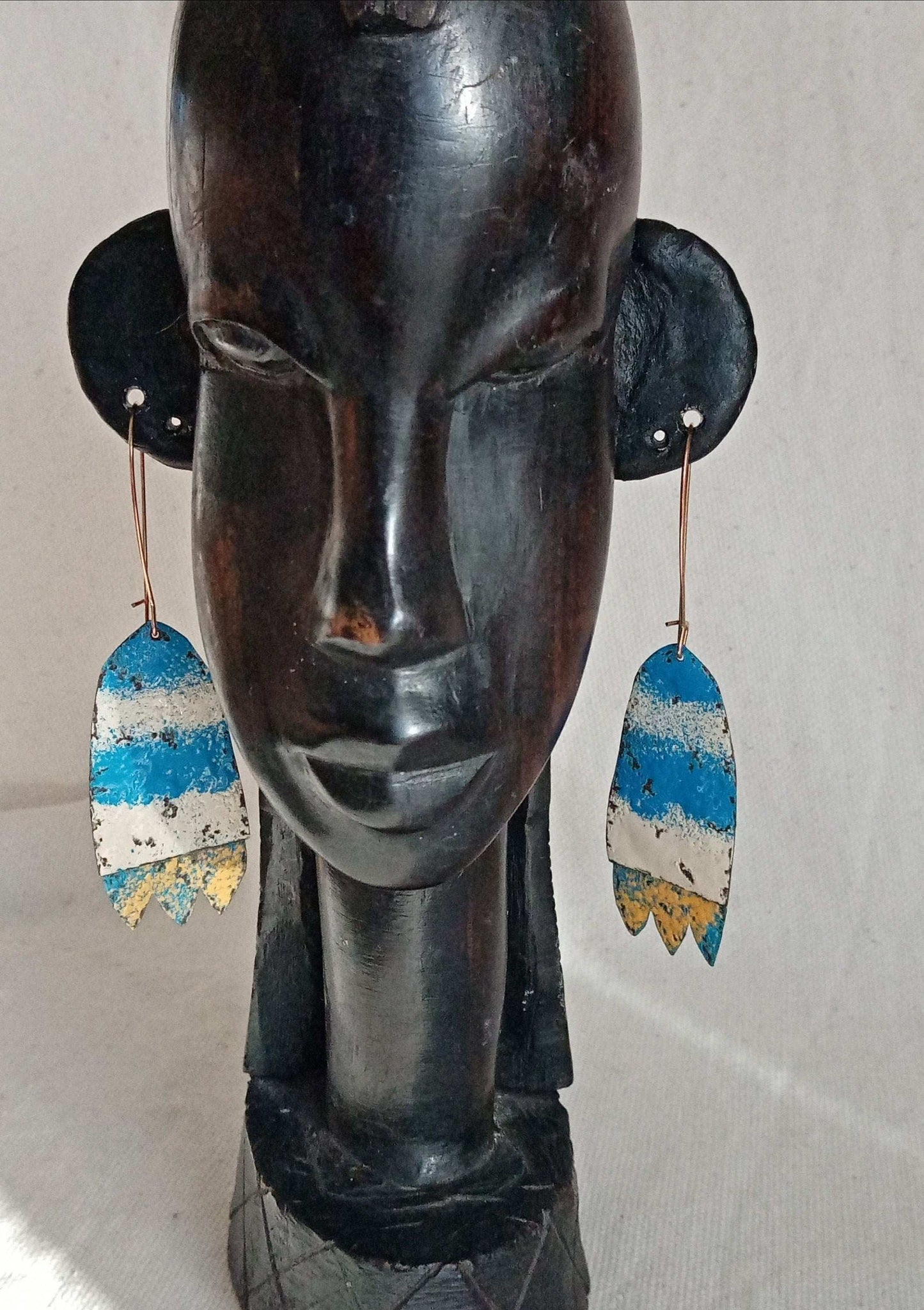 Boucles d'oreilles fait main pendantes,originales,légères, vintage,blanc, jaune et bleues.