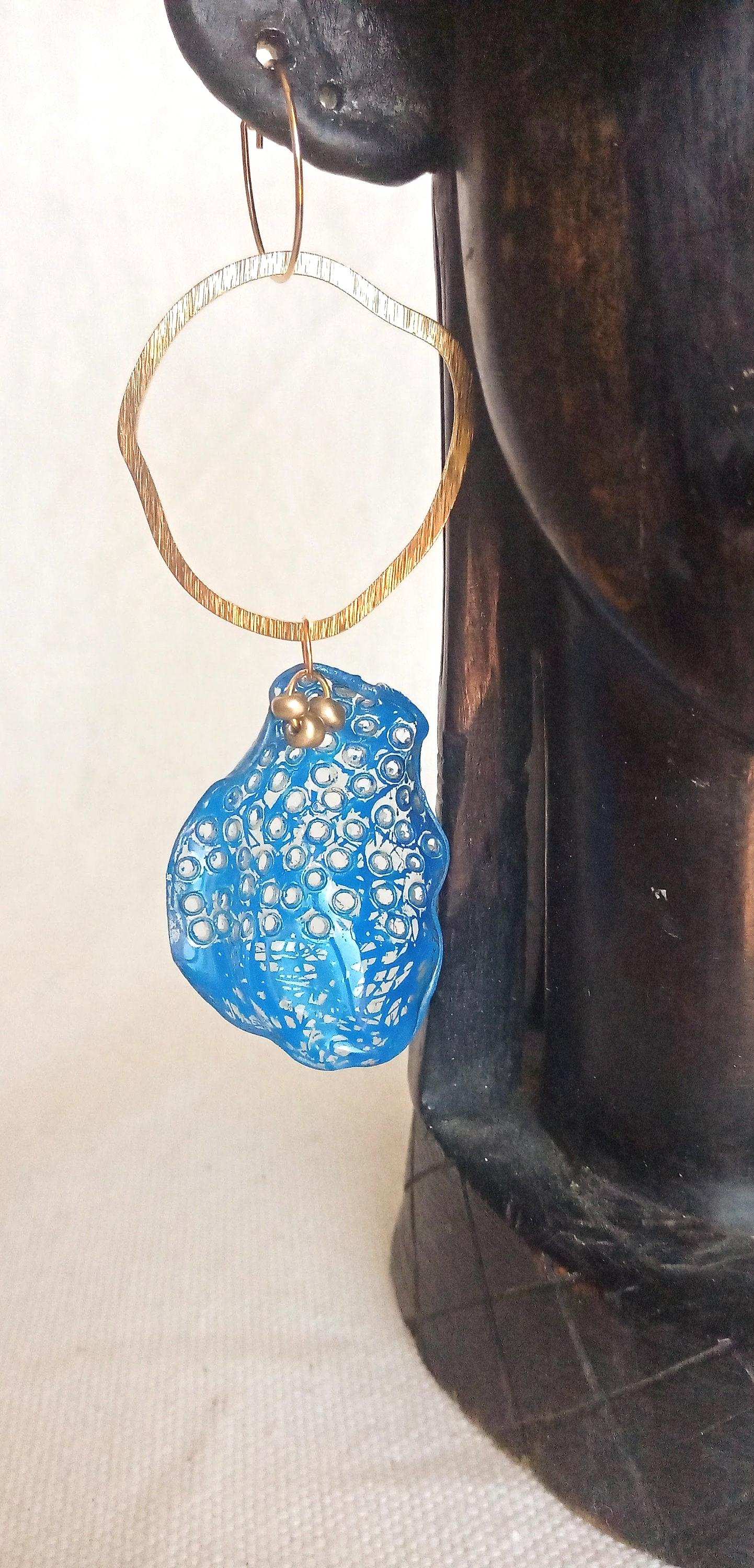 Boucles d'oreilles longues 10 cm bleues plastique upcycling