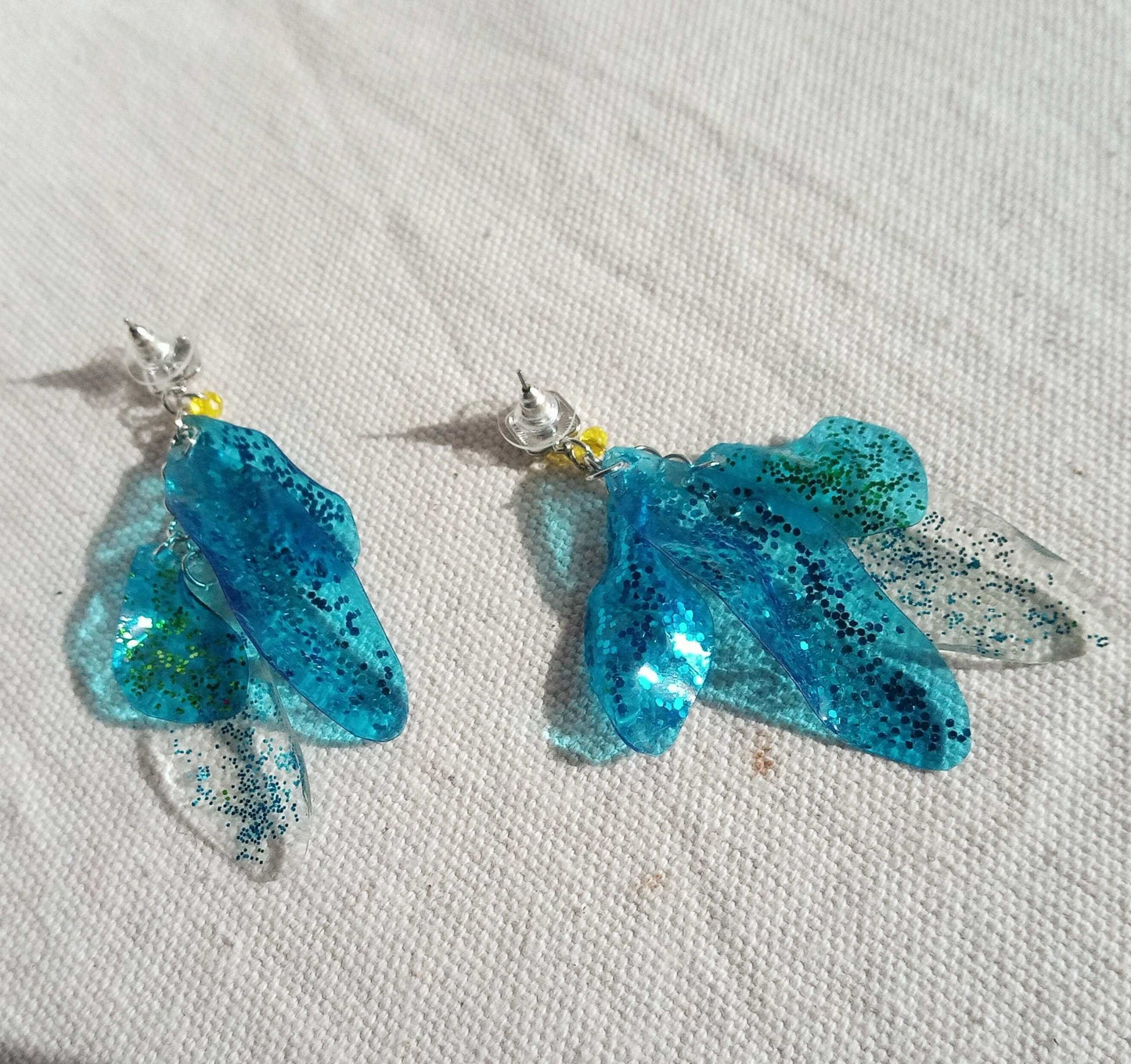 Boucles d'oreilles clous romantiques bleu et vertes, upcycling