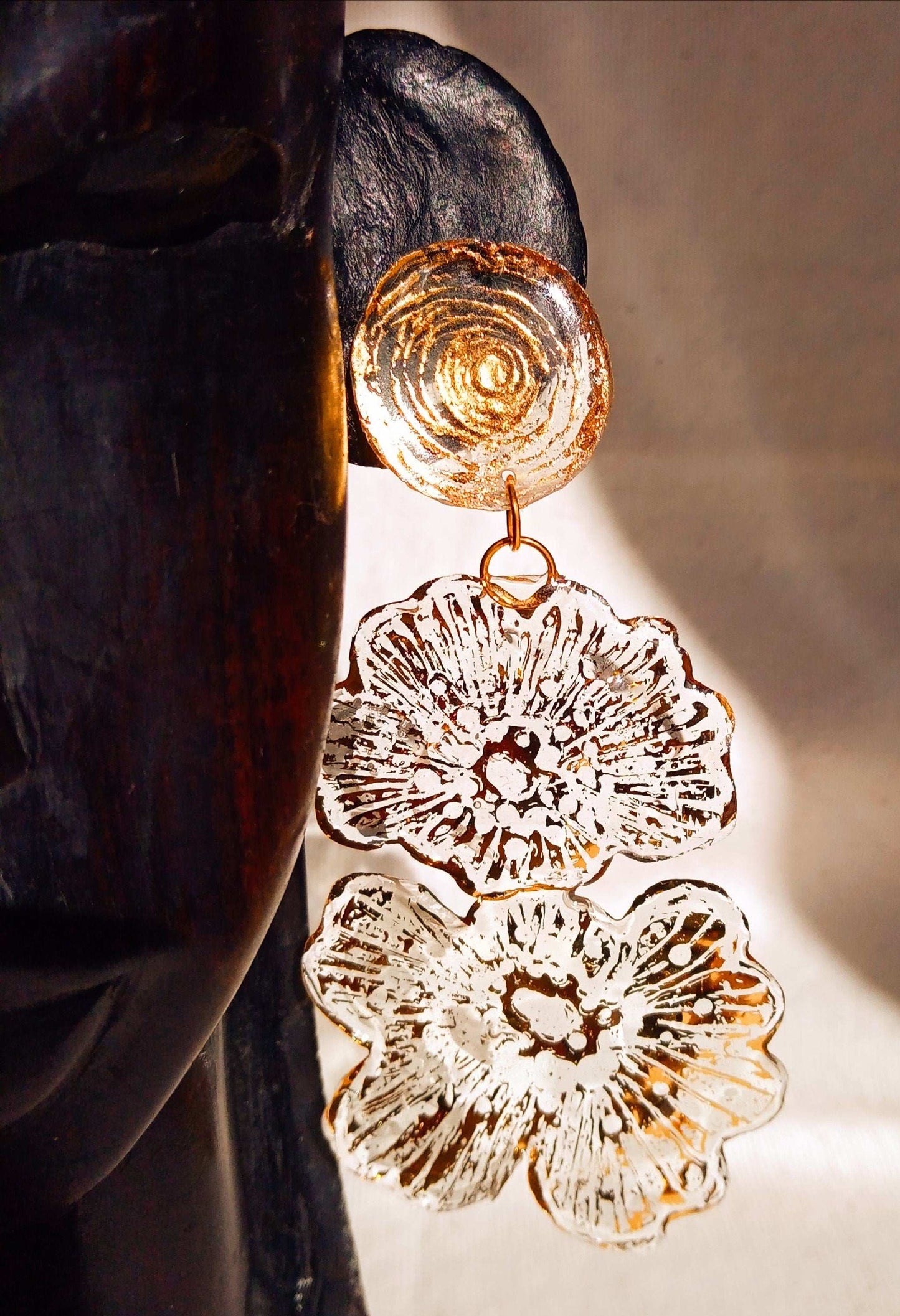 Clous d'oreilles fleurs dorées pendantes longues bohèmes fait main