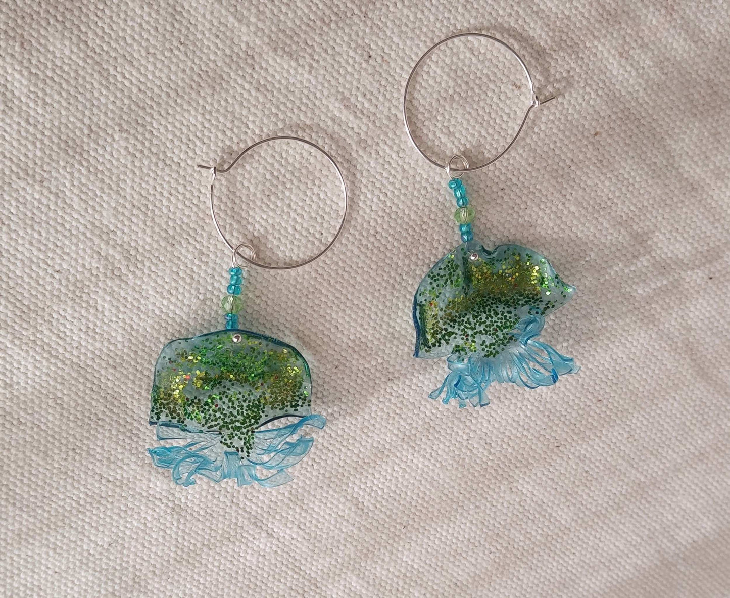 Créoles méduses bleues vert plastique upcycling