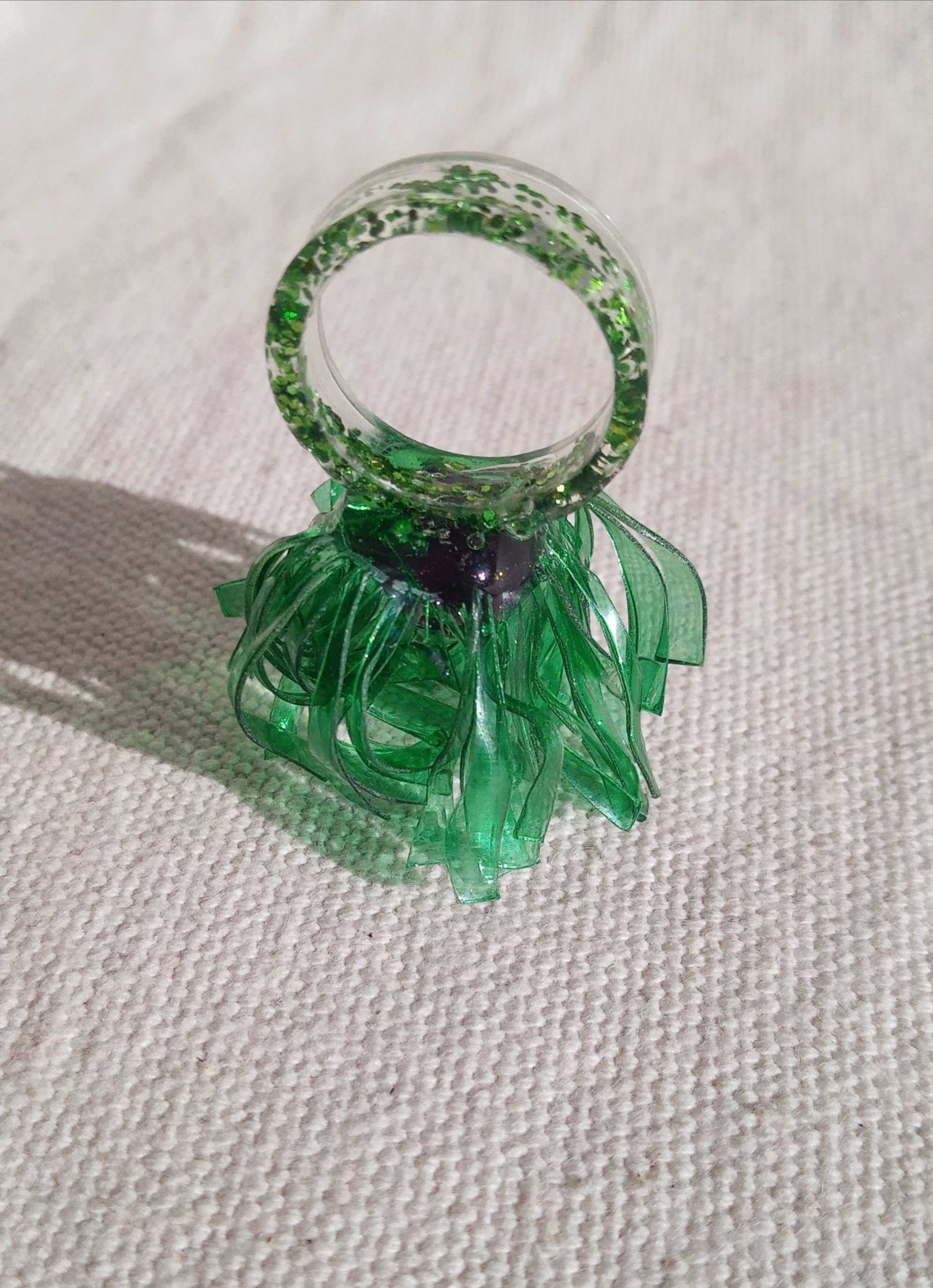 Bague  T57 fleur verte au coeur violet en plastique surcyclé
