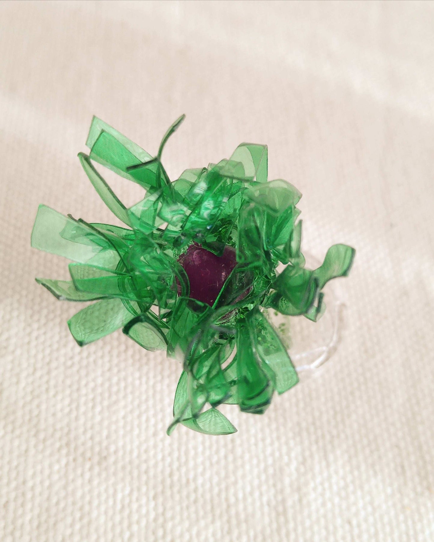 Bague  T57 fleur verte au coeur violet en plastique surcyclé