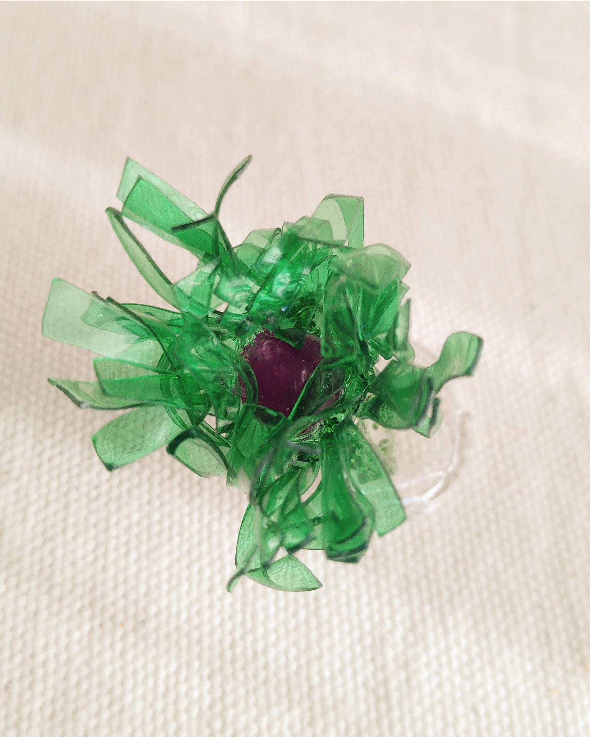 Bague  T57 fleur verte au coeur violet en plastique surcyclé