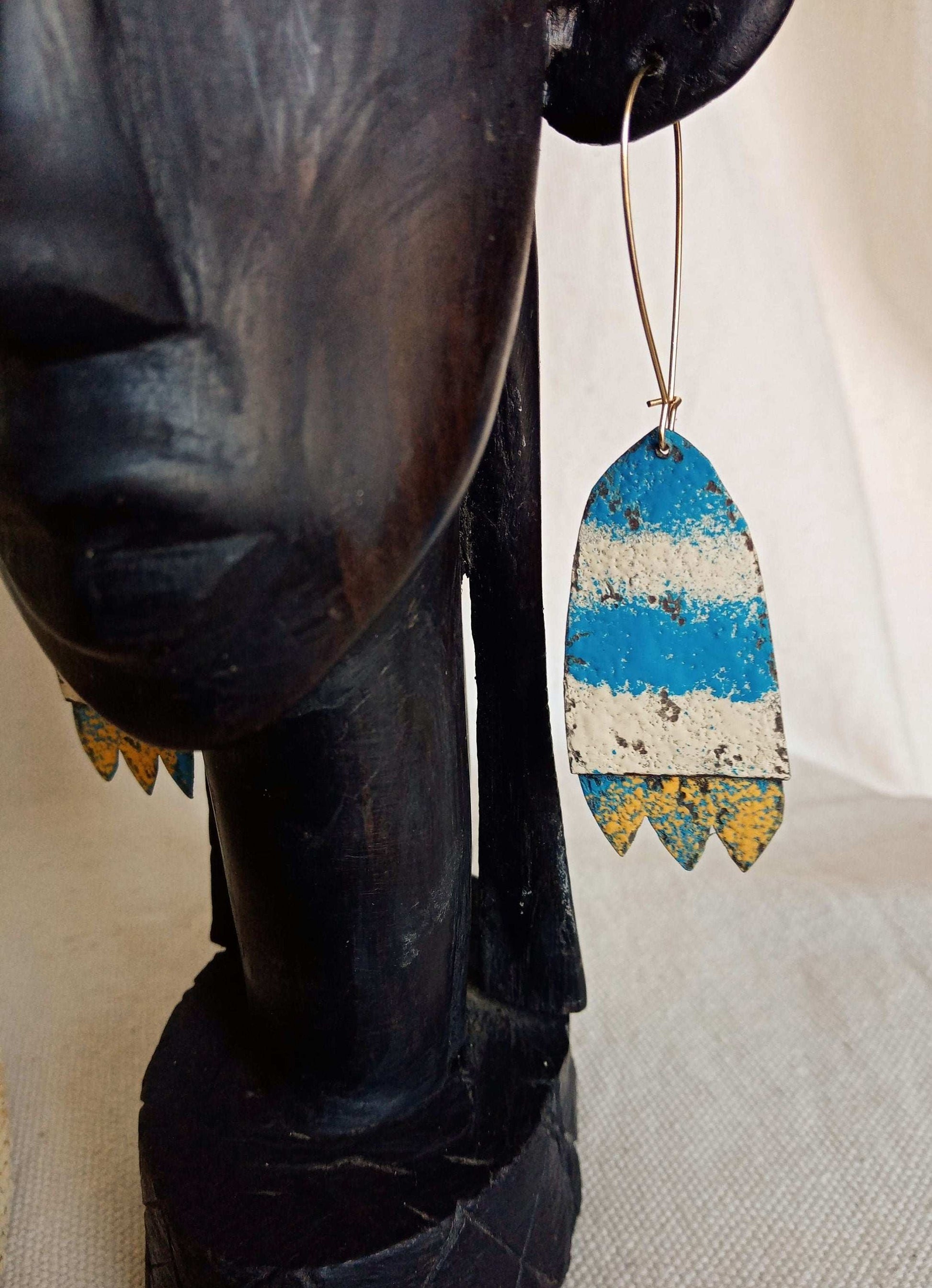 Boucles d'oreilles fait main pendantes,originales,légères, vintage,blanc, jaune et bleues.