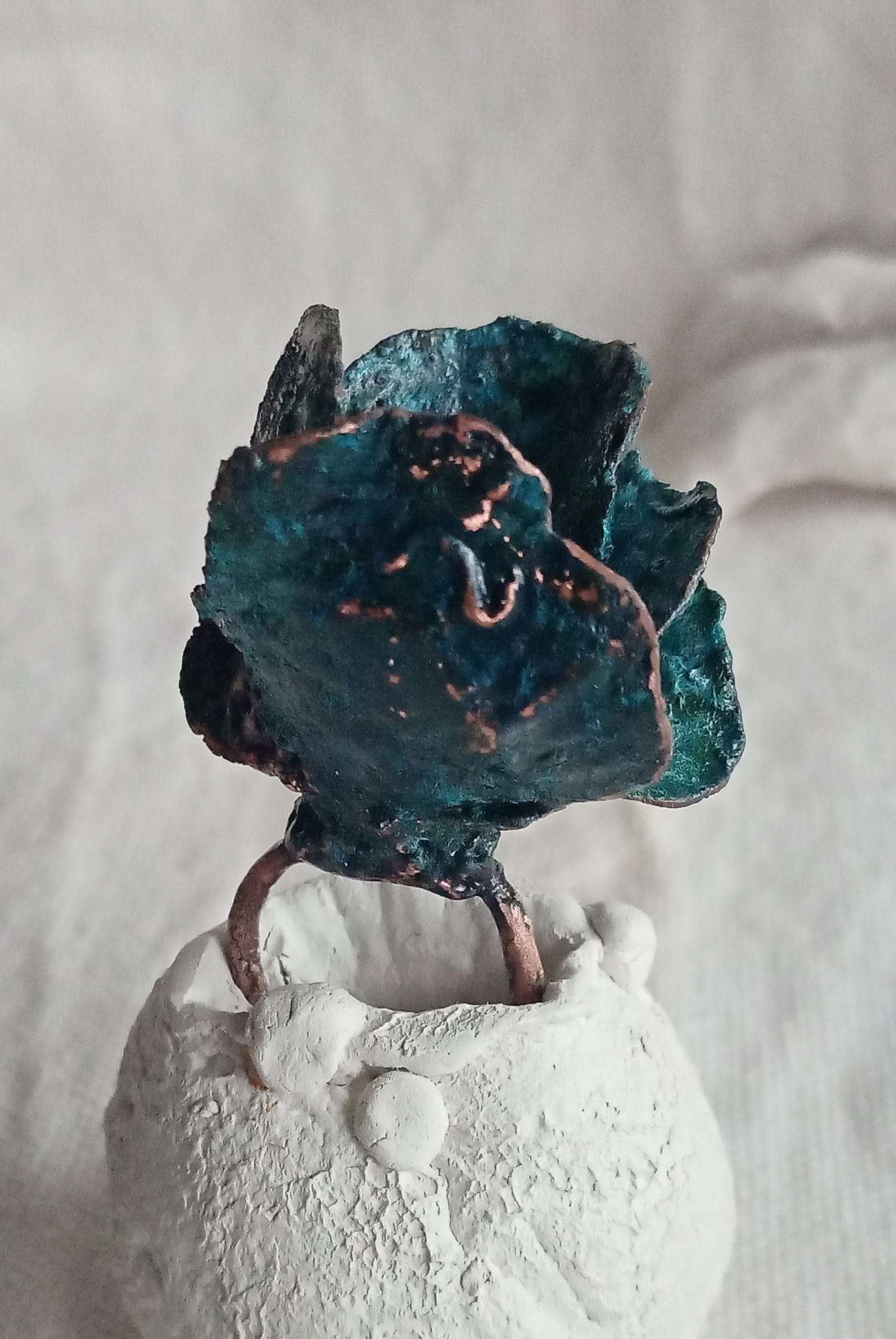Bague T55 fleur bleue unique et audacieuse