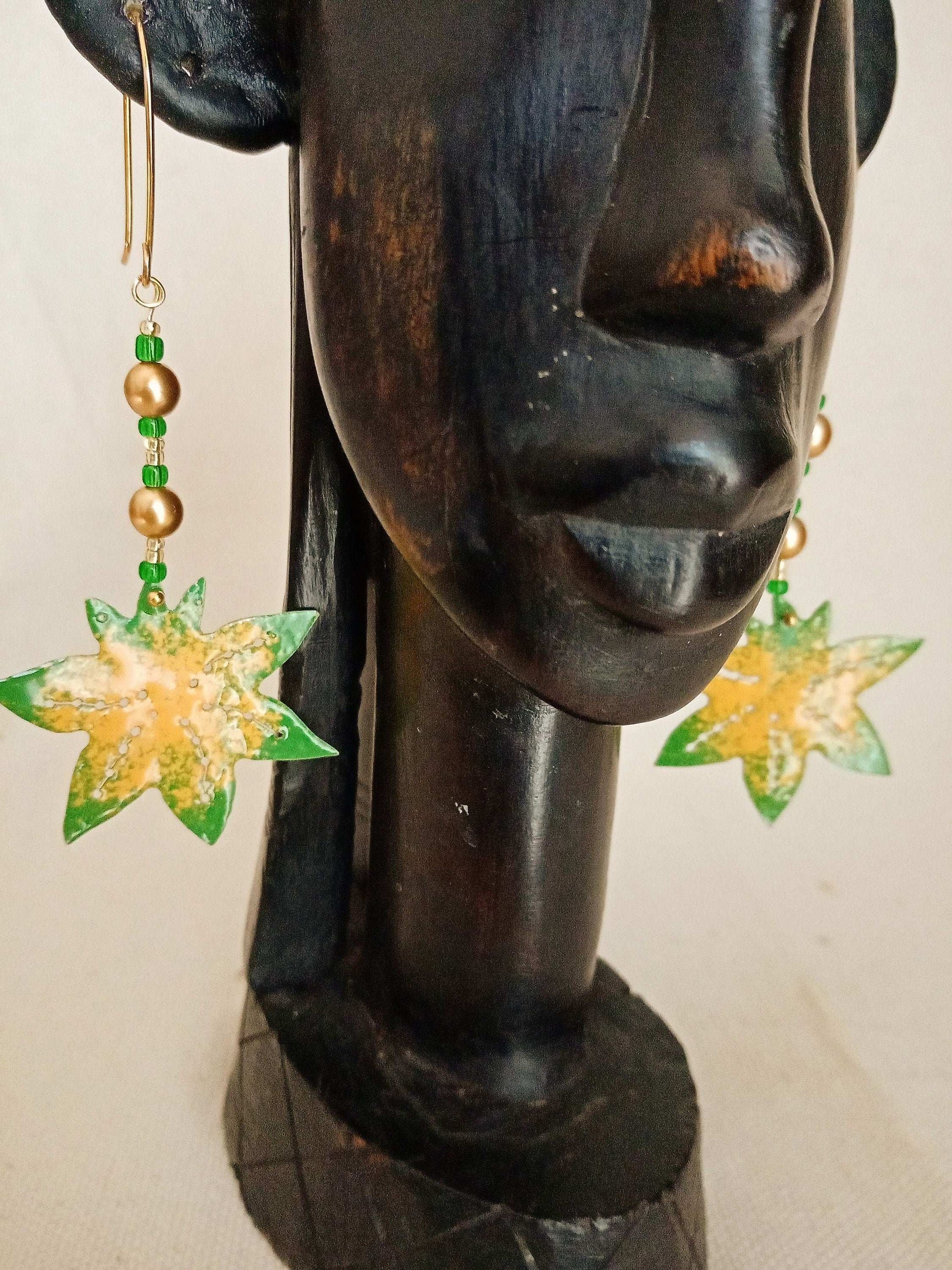 Boucles d'oreilles  fait main feuille émaillée verte et jaune avec perles