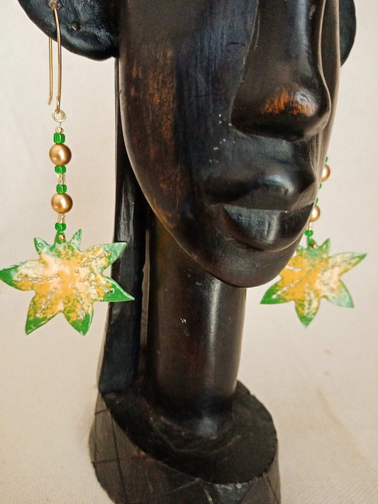 Boucles d'oreilles  fait main feuille émaillée verte et jaune avec perles