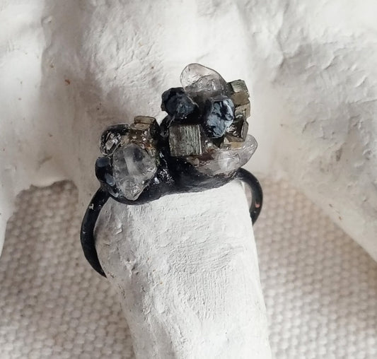 Bague contemporaine en étain et pierres naturelles.