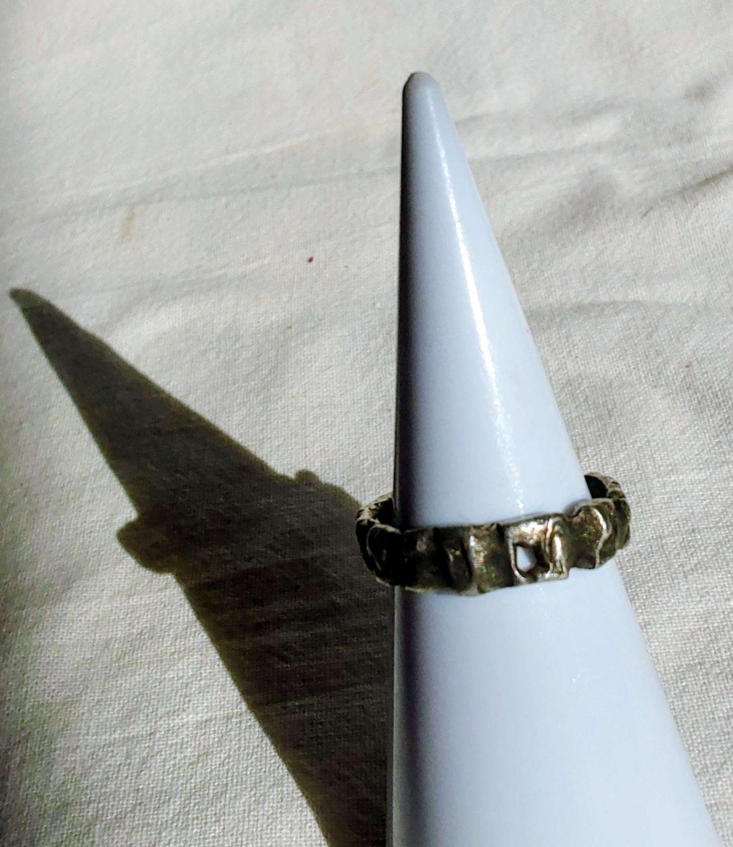 Bague anneau brutaliste contemporaine T51 étain touches blanc nacré