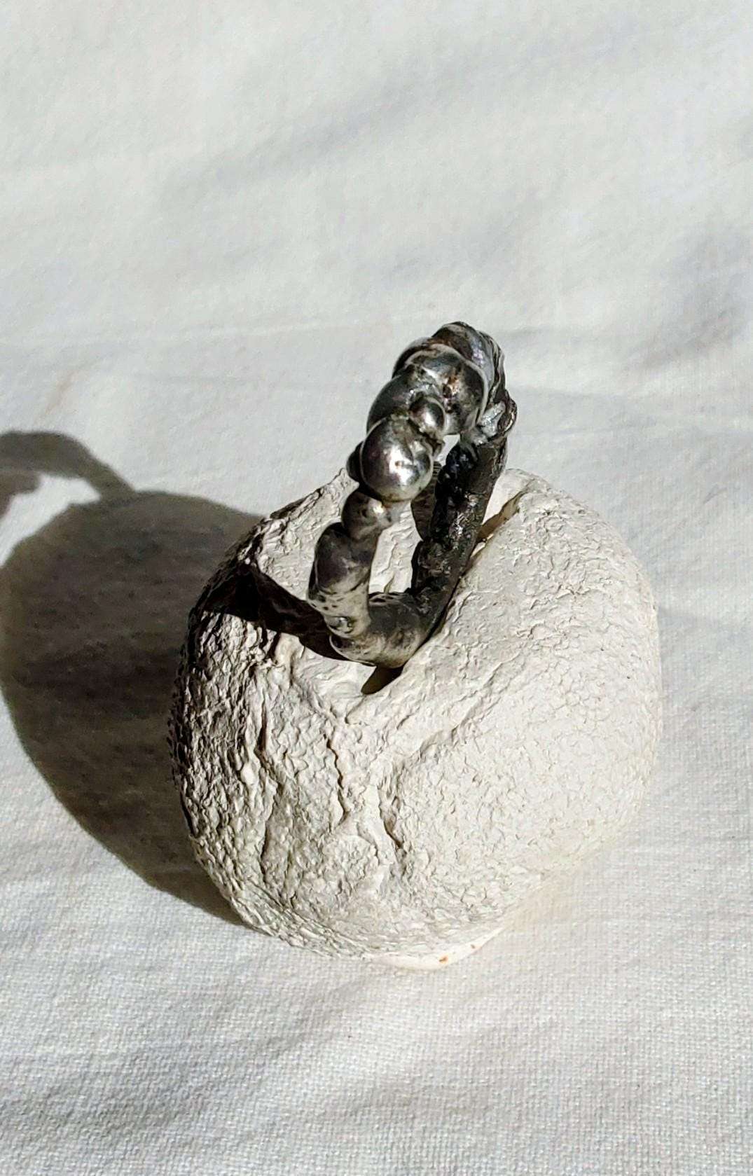 Bague anneau brutaliste contemporaine T51 étain touches blanc nacré