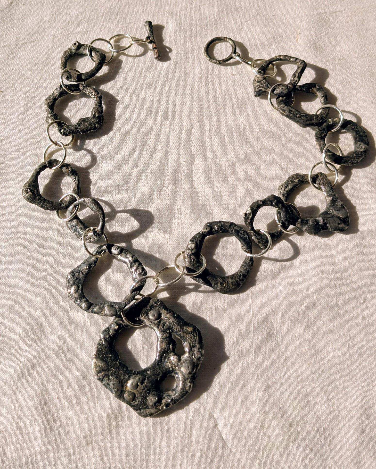 Collier  brutaliste gothique étain vieilli