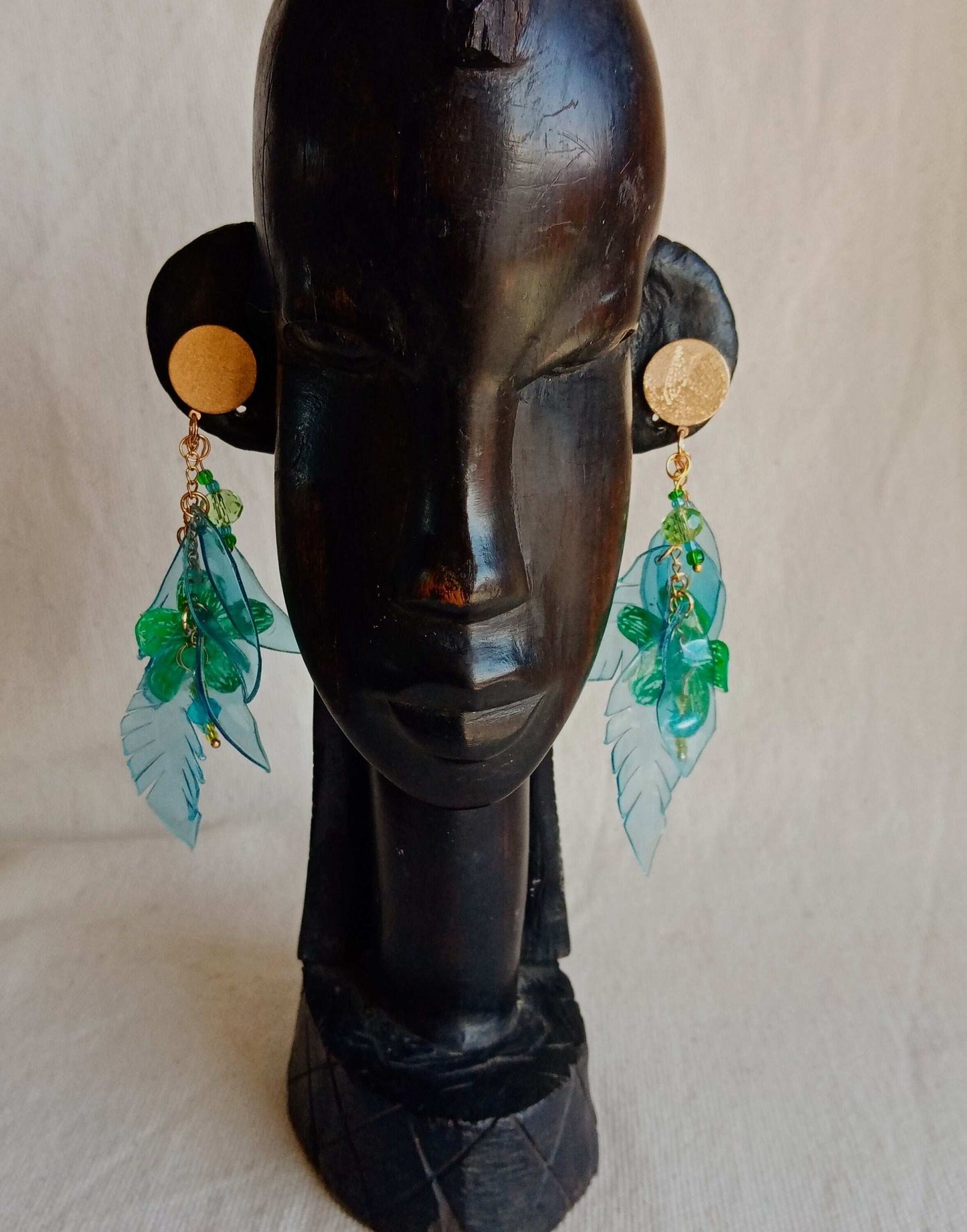 Boucles d'oreilles clous romantiques bleu et vertes, upcycling