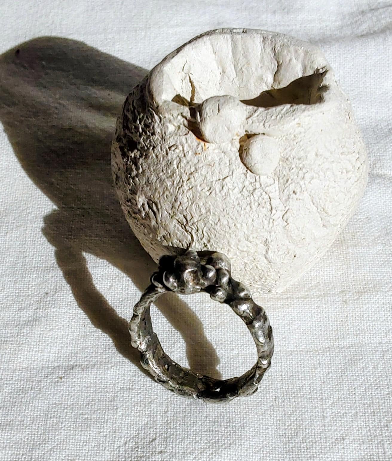 Bague brutaliste contemporaine T61 étain massif vieilli