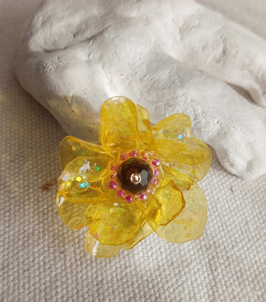 Bague  T50 fleur jaune coeur rose  en plastique upcycling