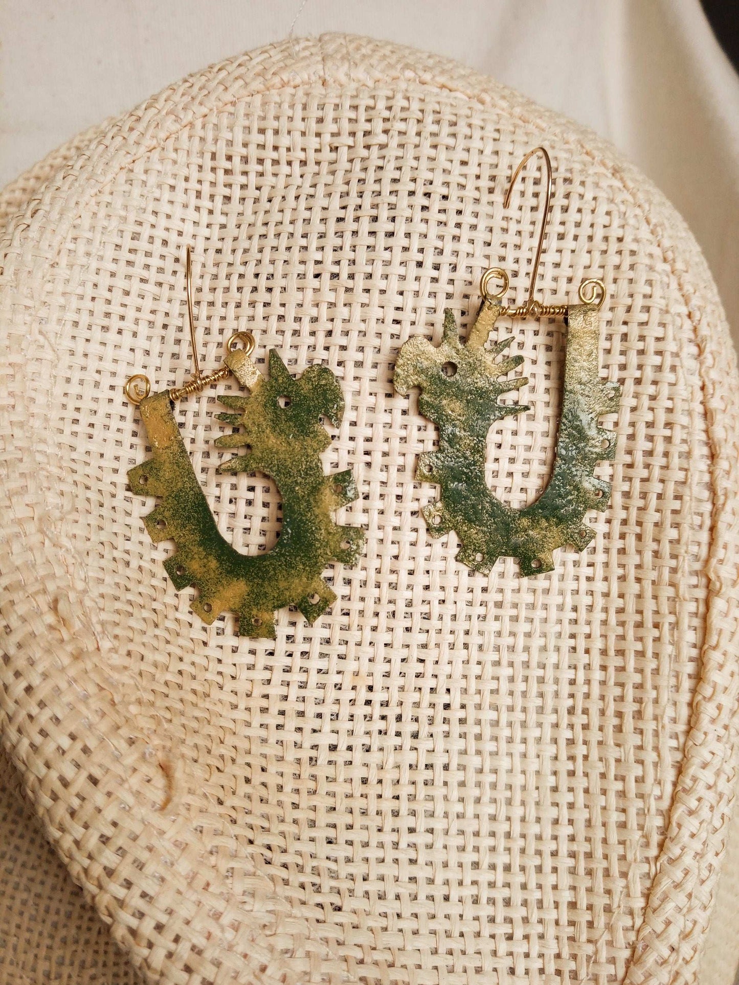 Boucles  légères inca en laiton émaillées vertes et or