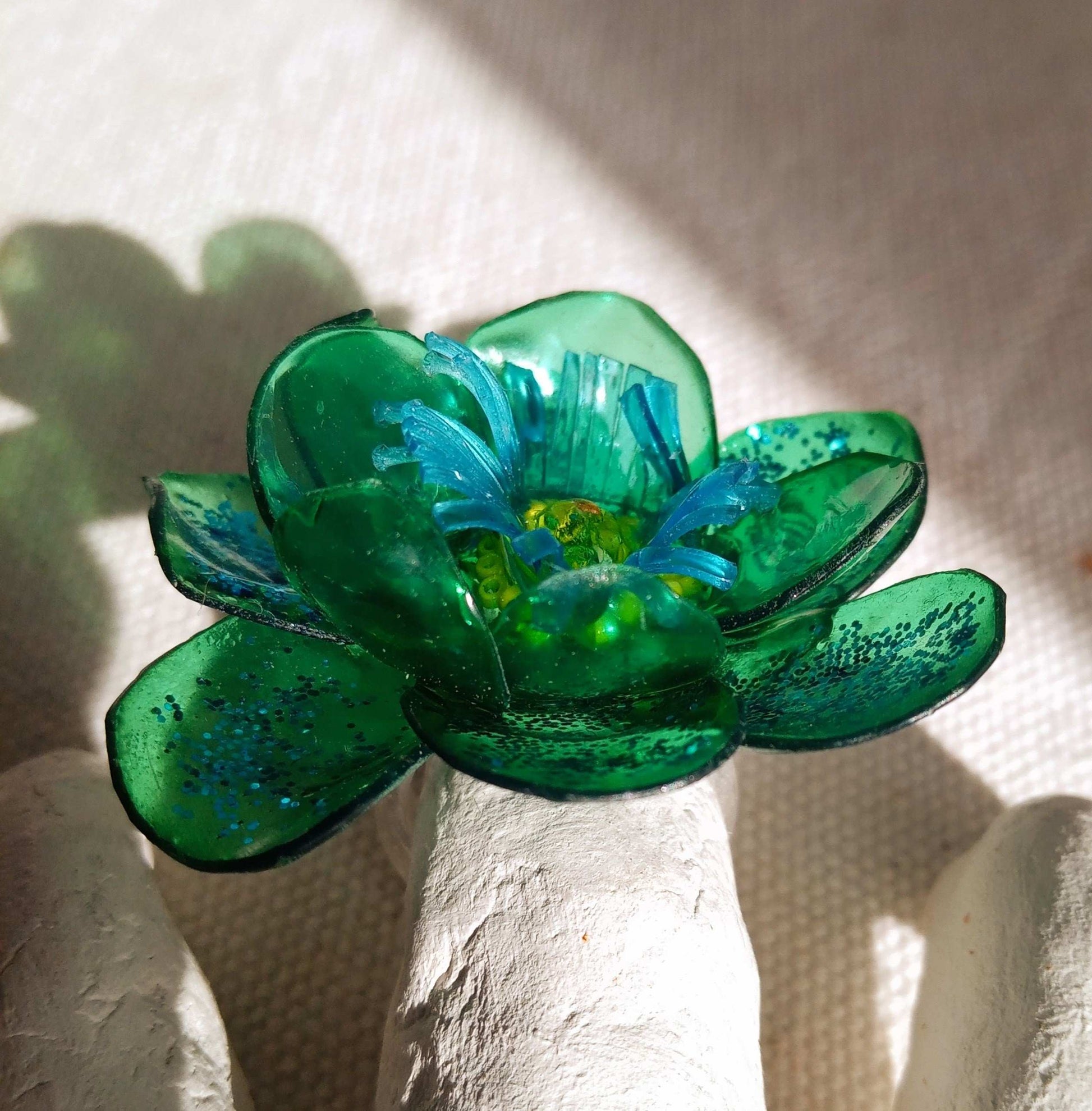 Bague  T56 fleur verte pailletée coeur jaune upcycling