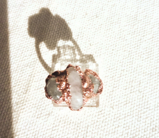 Bague pierres naturelles quartz rose cuivre électroformé style brutaliste