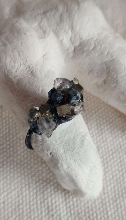 Bague contemporaine en étain et pierres naturelles.