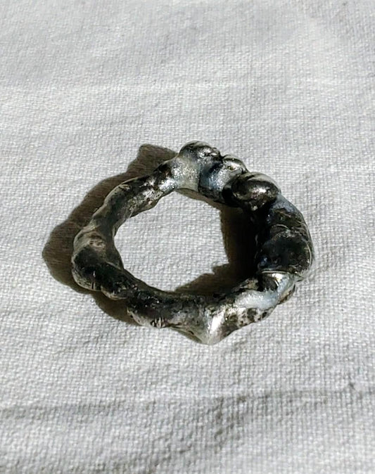 Bague anneau brutaliste contemporaine T51 étain touches blanc nacré