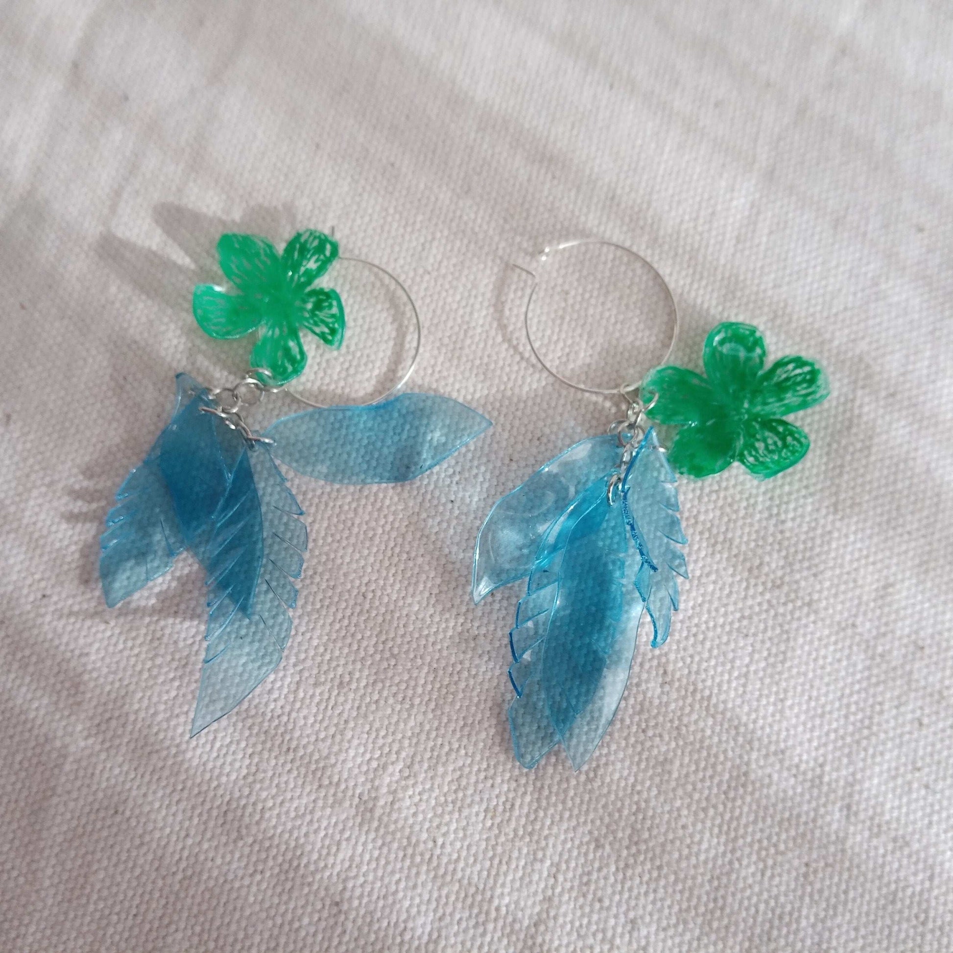 Créoles fleurs romantiques bleu et vertes, PET upcycling