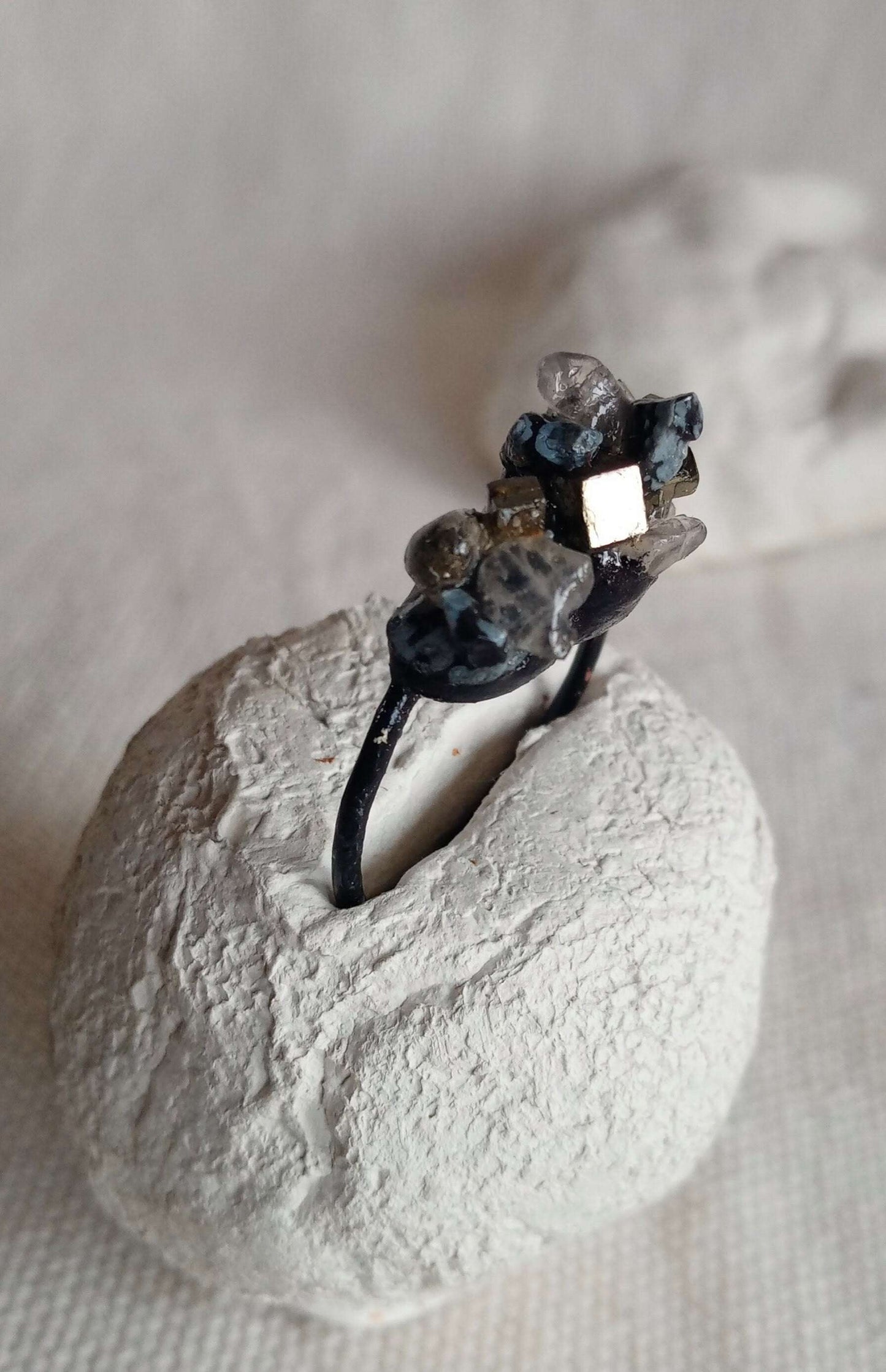 Bague contemporaine en étain et pierres naturelles.