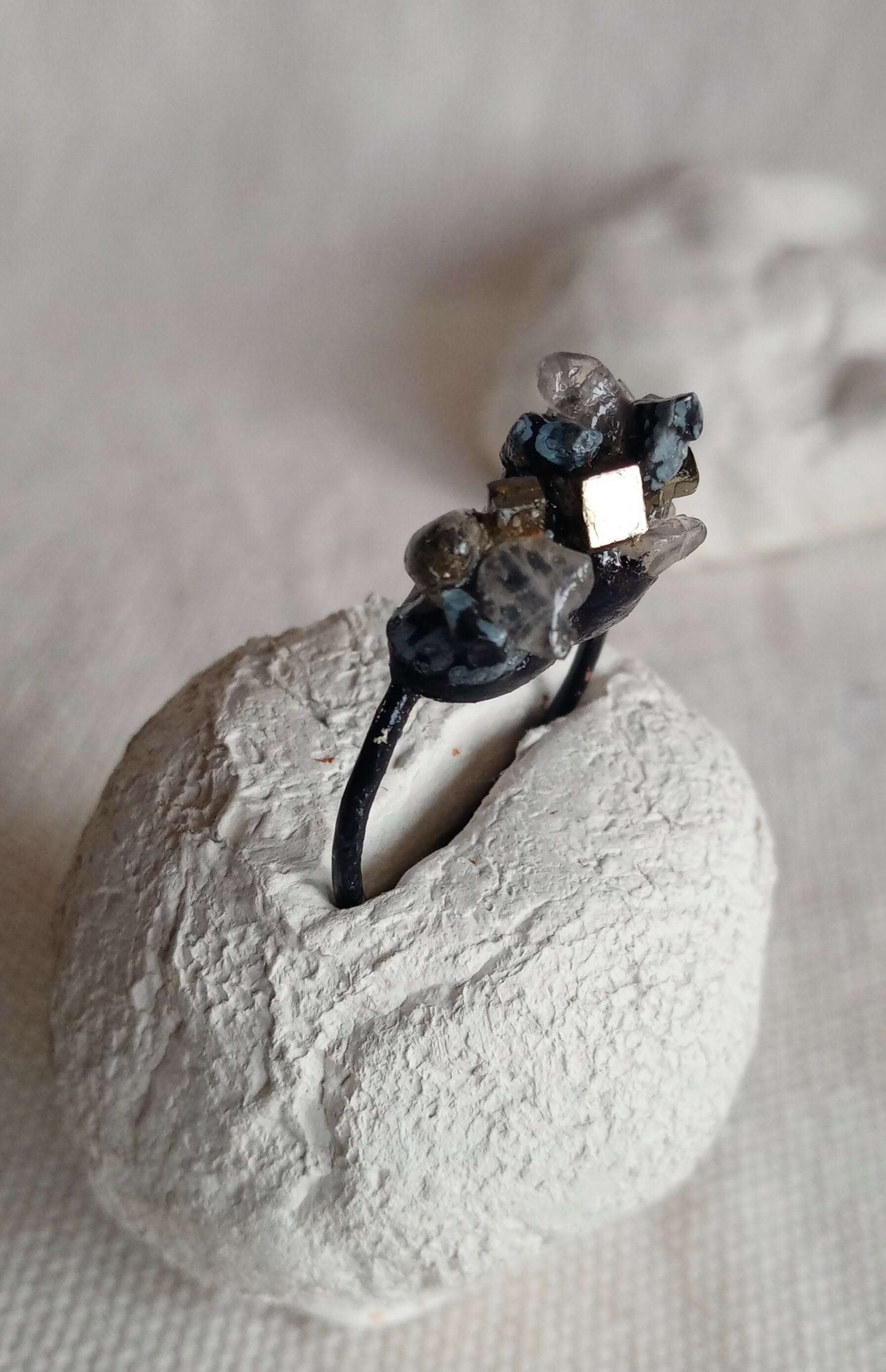 Bague contemporaine en étain et pierres naturelles.