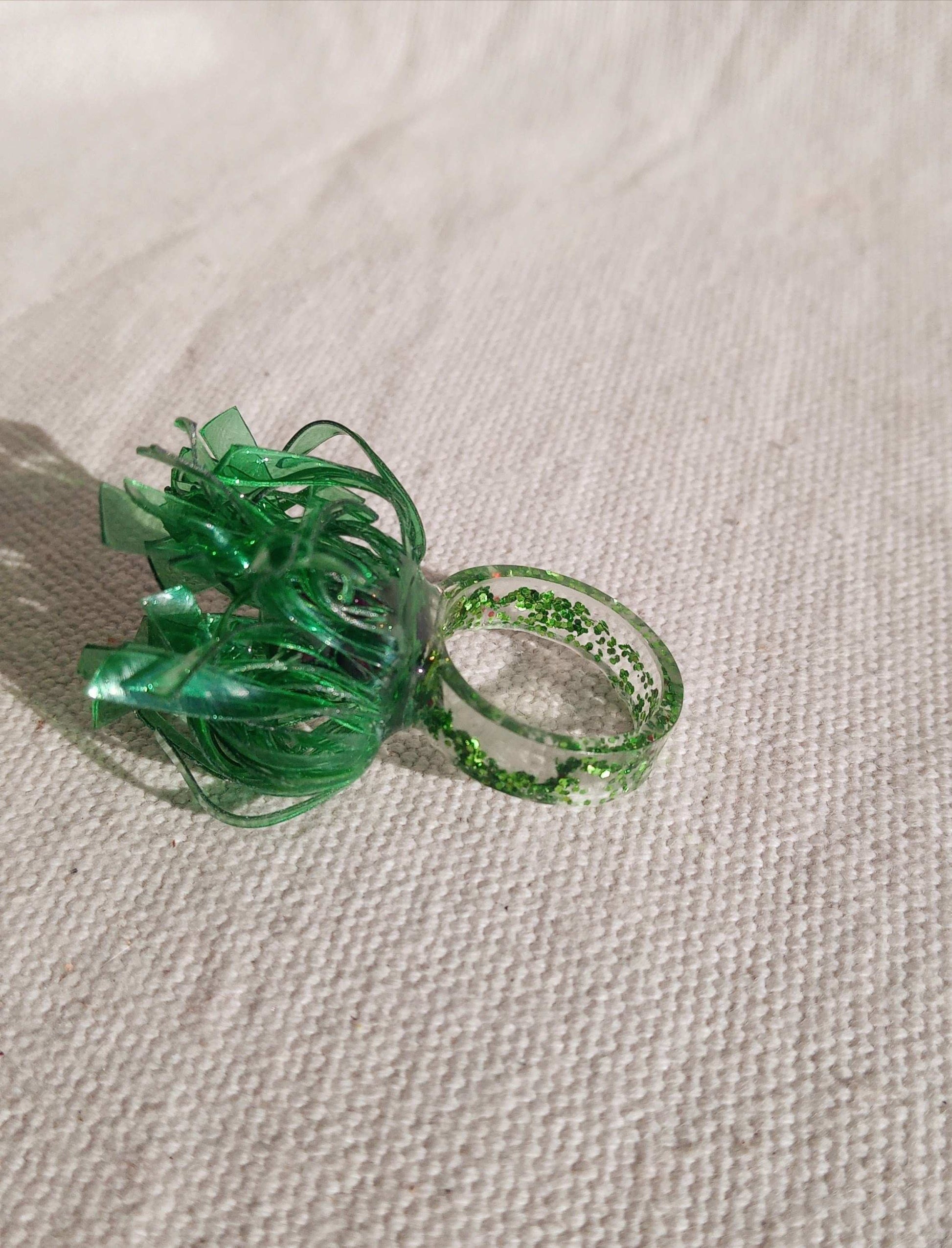 Bague  T57 fleur verte au coeur violet en plastique surcyclé