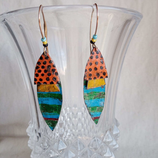 Boucles d'oreilles légères uniques fait main  en laiton oranges bleues jaunes.. composées de plusieurs pièces mobiles