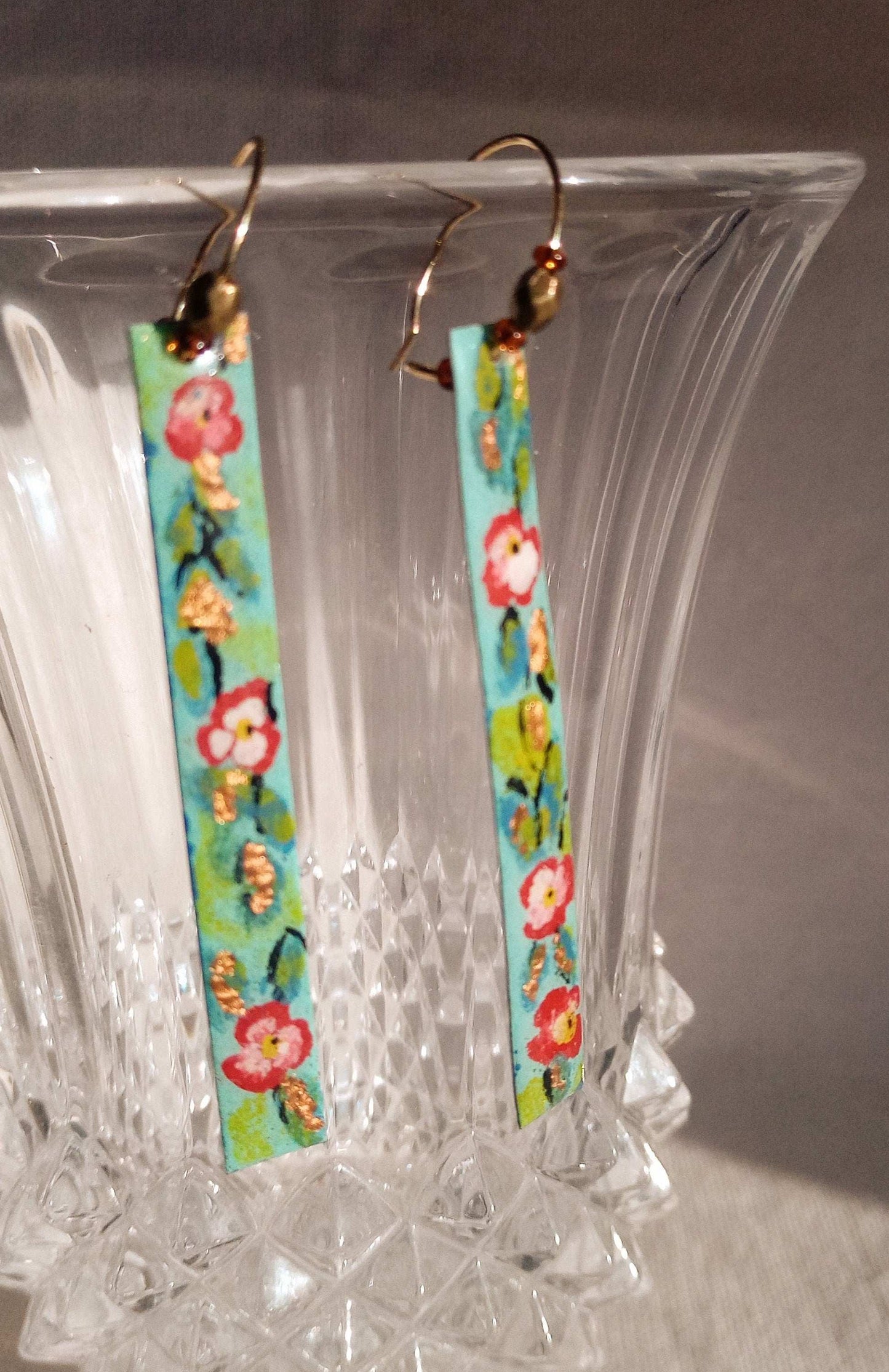 Boucles fait main pendantes bleues avec fleurs, bohèmes shabi chic,   laiton