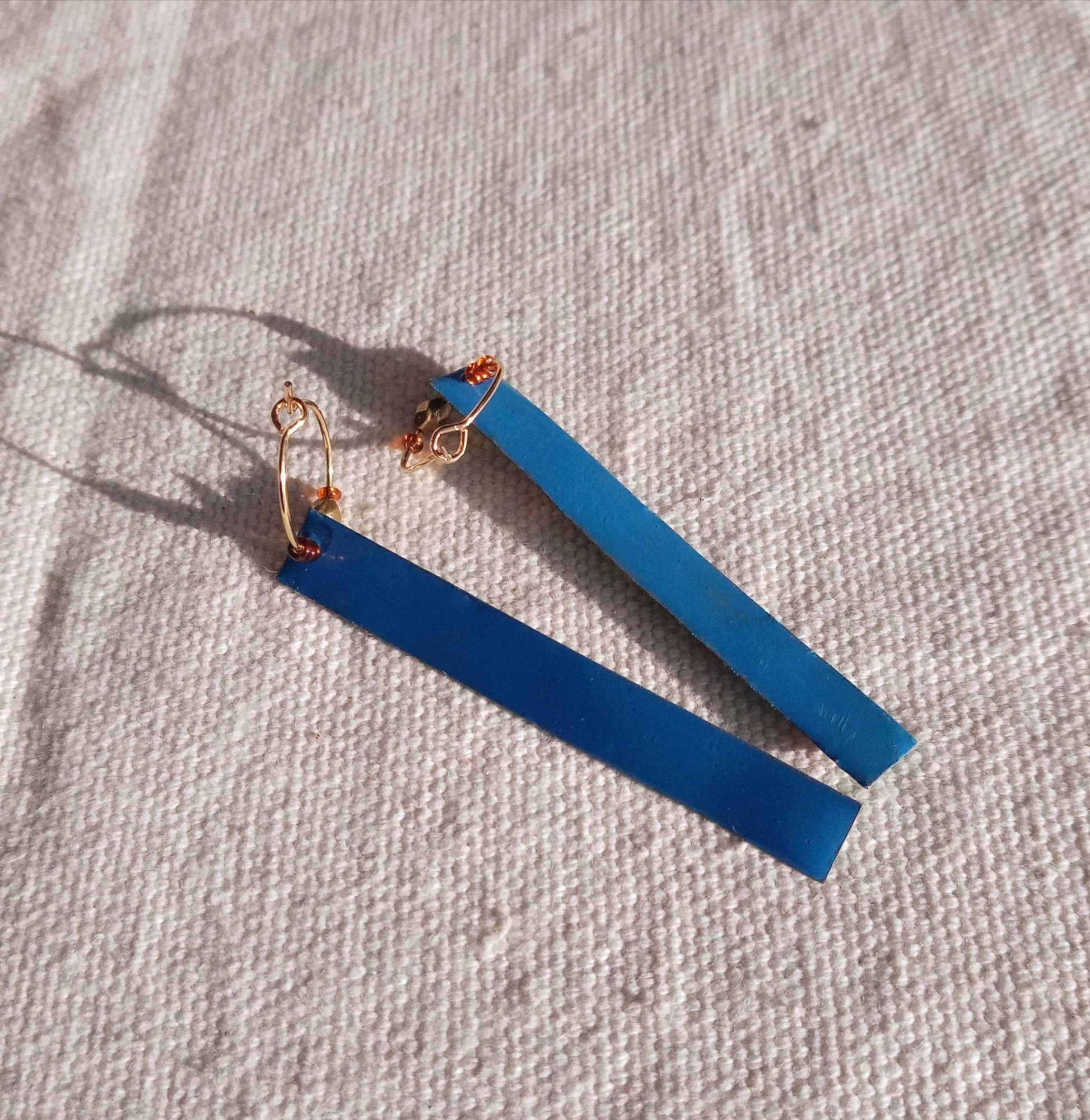 Boucles fait main pendantes bleues avec fleurs, bohèmes shabi chic,   laiton