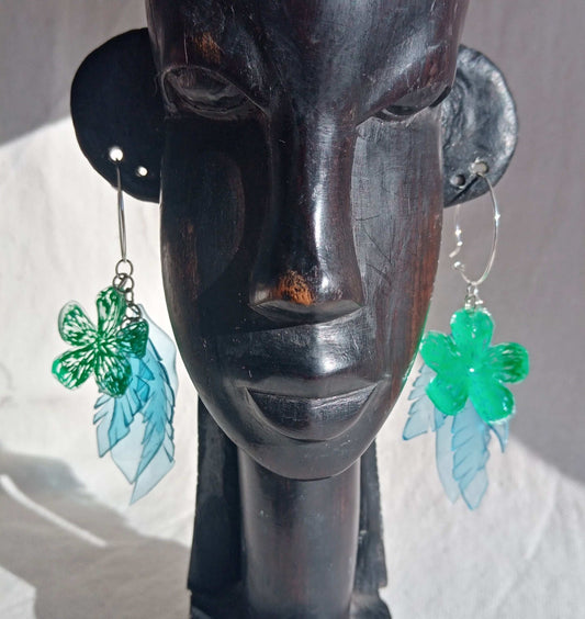 Créoles fleurs romantiques bleu et vertes, PET upcycling