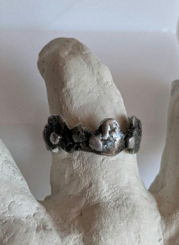 Bague anneau brutaliste contemporaine T62 étain  massif vieilli