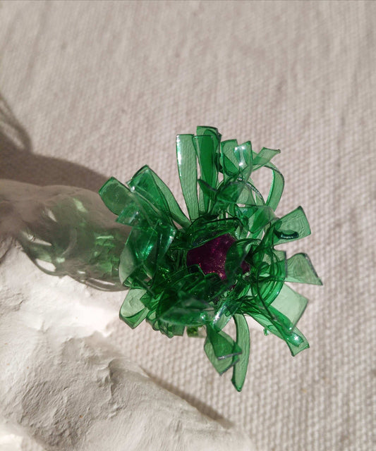 Bague  T57 fleur verte au coeur violet en plastique surcyclé