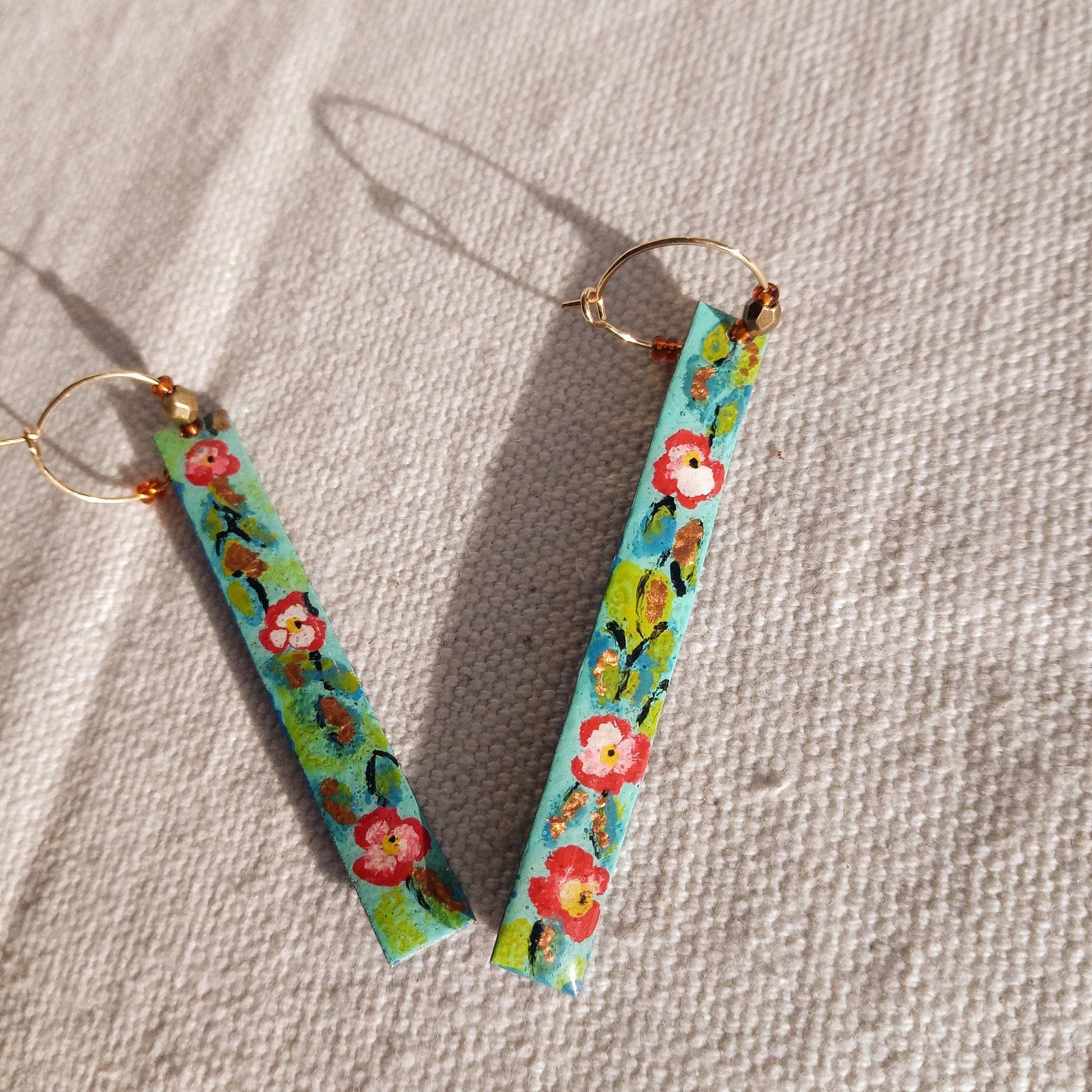 Boucles fait main pendantes bleues avec fleurs, bohèmes shabi chic,   laiton