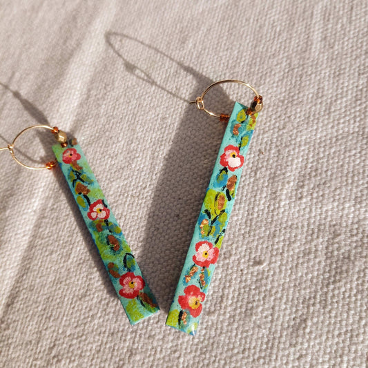 Boucles fait main pendantes bleues avec fleurs, bohèmes shabi chic,   laiton