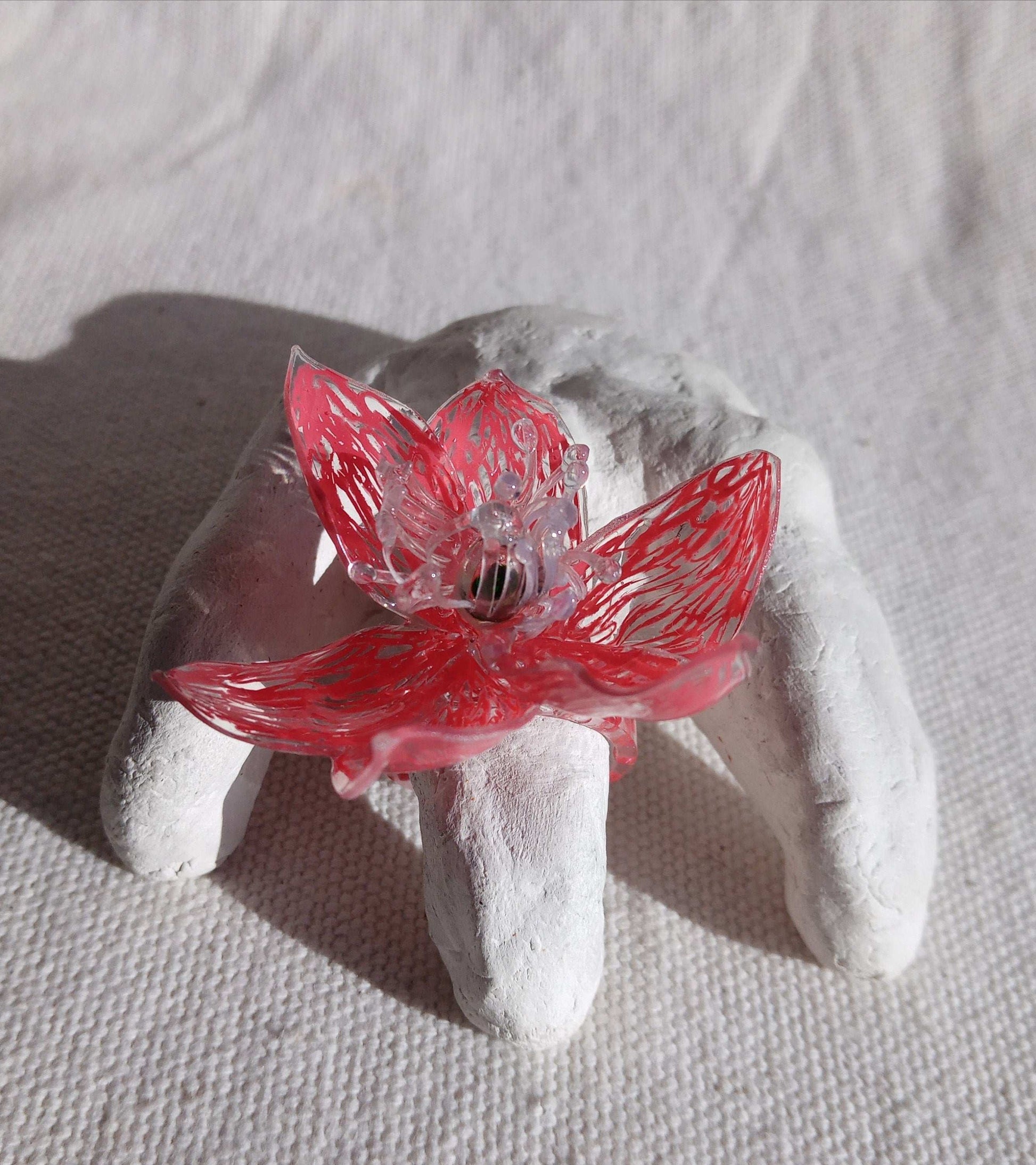 Bague T62  fleur rouge a coeur vert upcycling