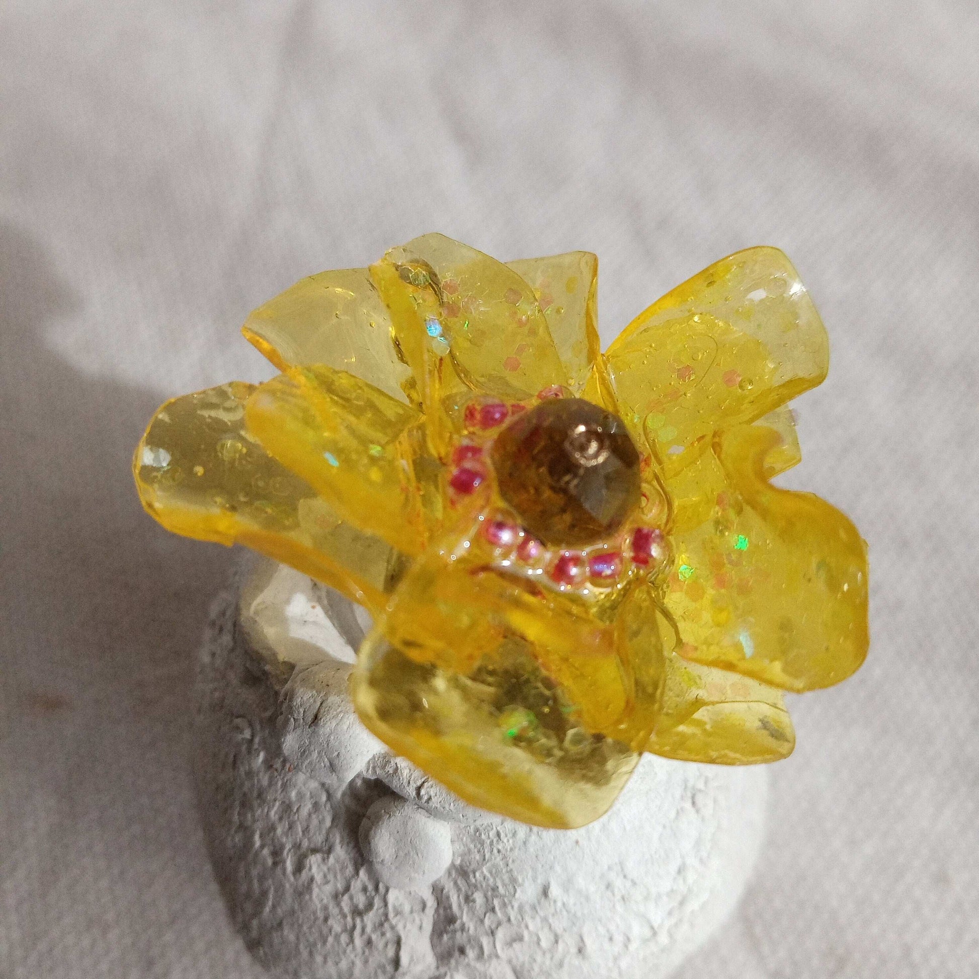 Bague  T50 fleur jaune coeur rose  en plastique upcycling
