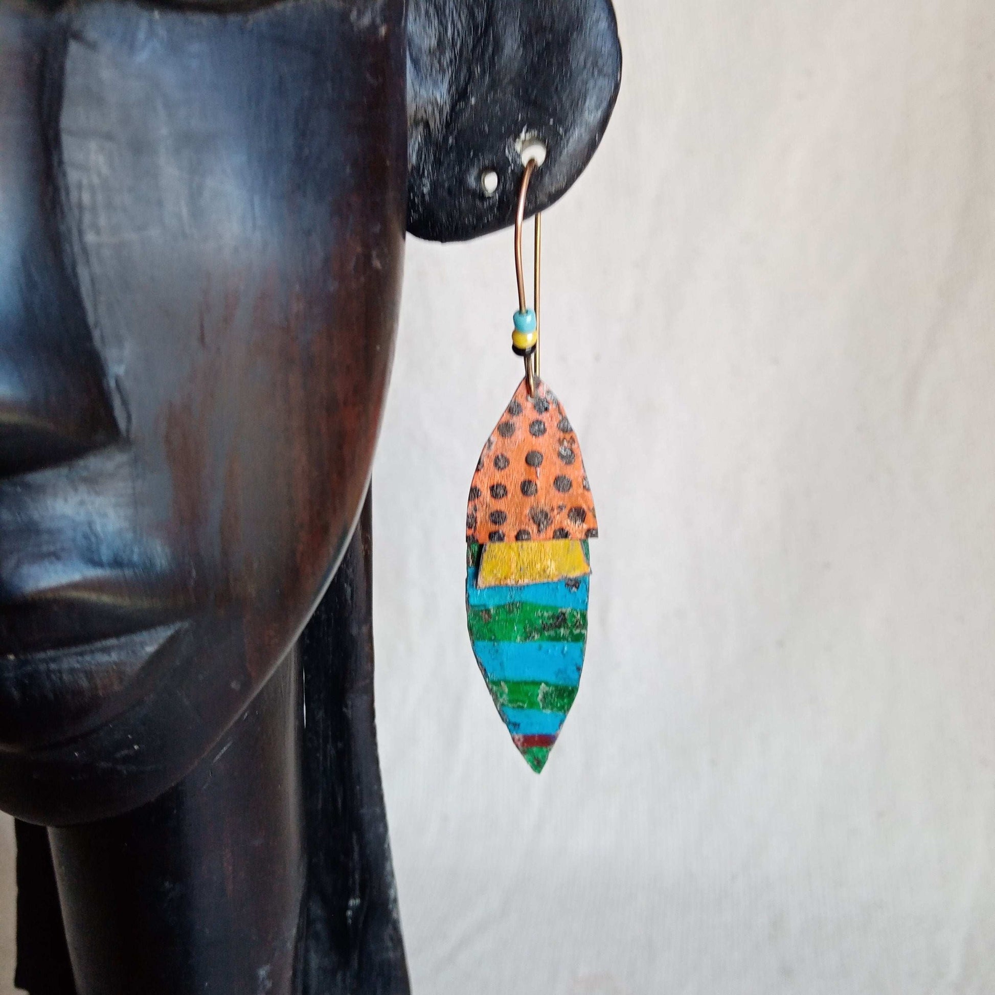 Boucles d'oreilles légères uniques fait main  en laiton oranges bleues jaunes.. composées de plusieurs pièces mobiles