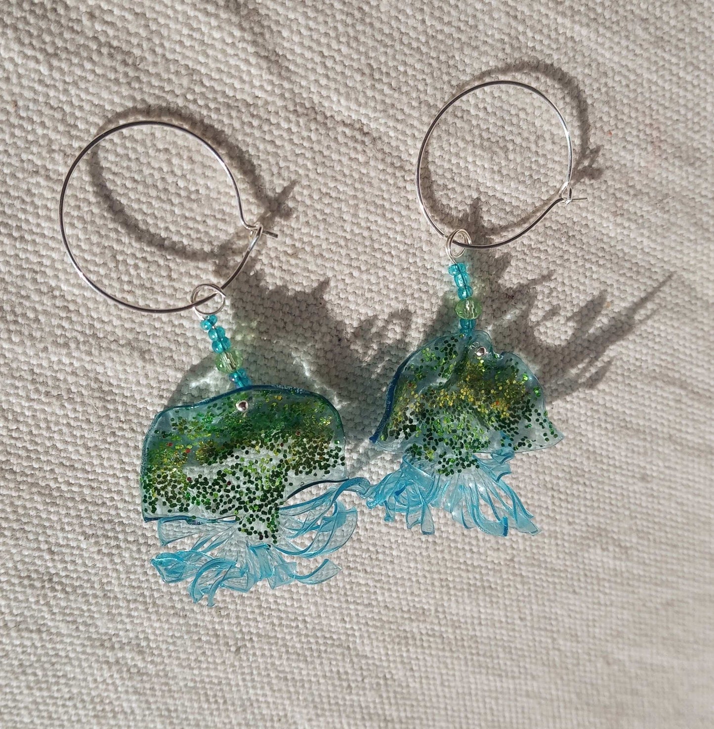 Créoles méduses bleues vert plastique  upcycling