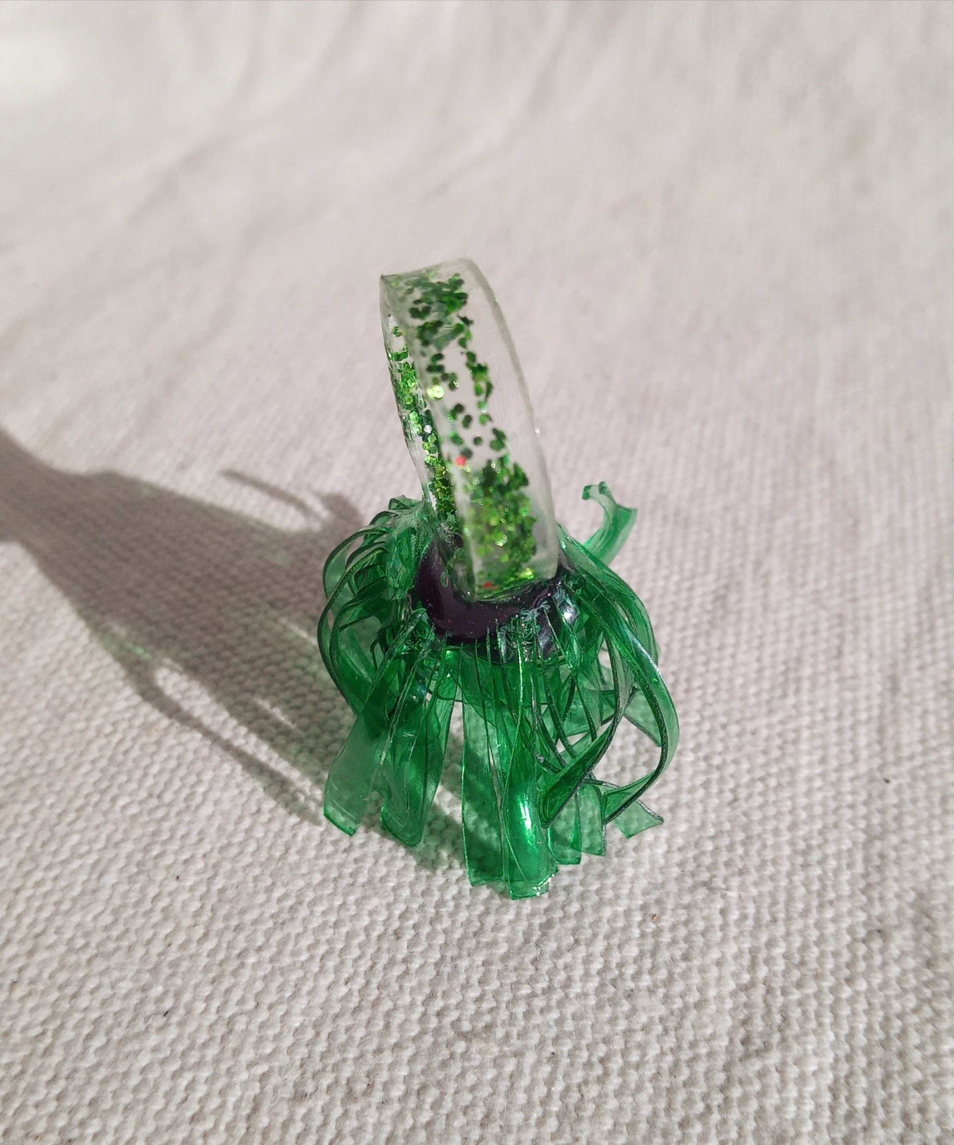 Bague  T57 fleur verte au coeur violet en plastique surcyclé