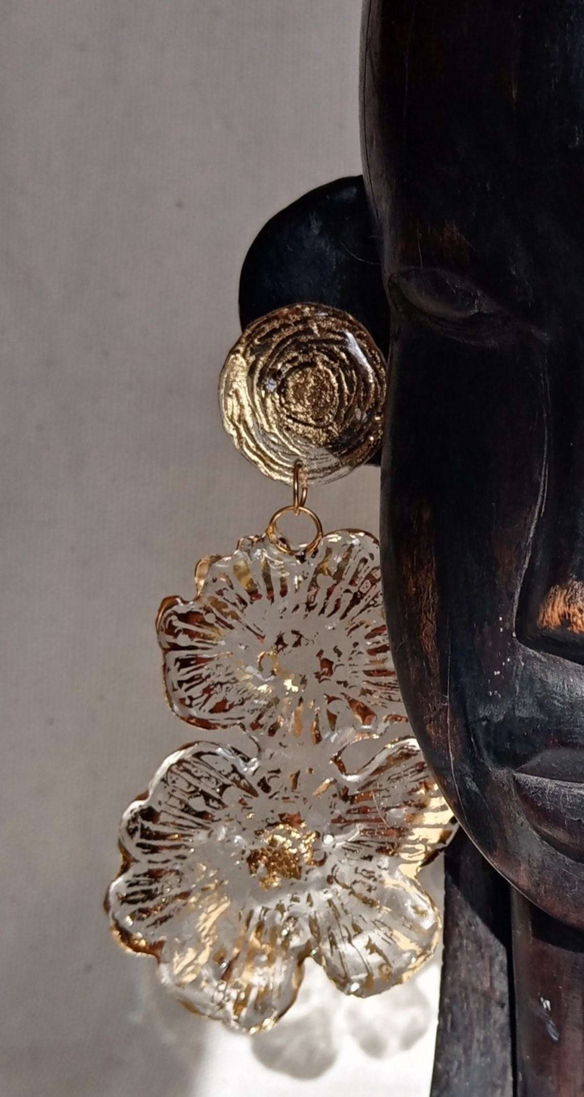 Clous d'oreilles fleurs dorées pendantes longues bohèmes fait main