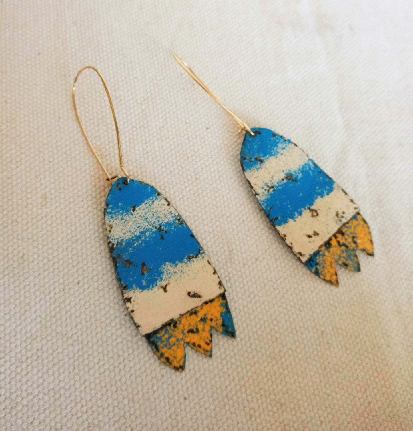 Boucles d'oreilles fait main pendantes,originales,légères, vintage,blanc, jaune et bleues.
