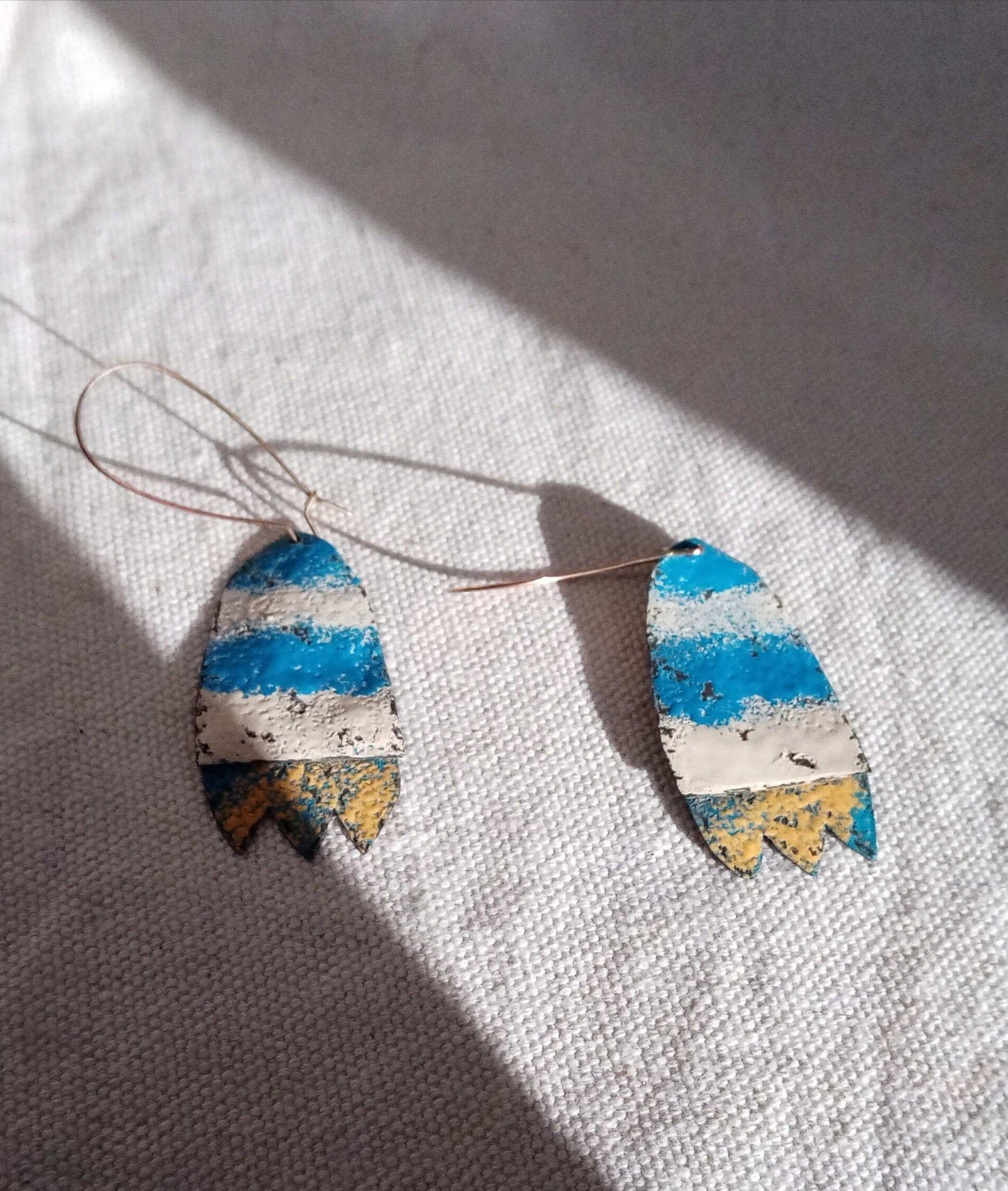 Boucles d'oreilles fait main pendantes,originales,légères, vintage,blanc, jaune et bleues.