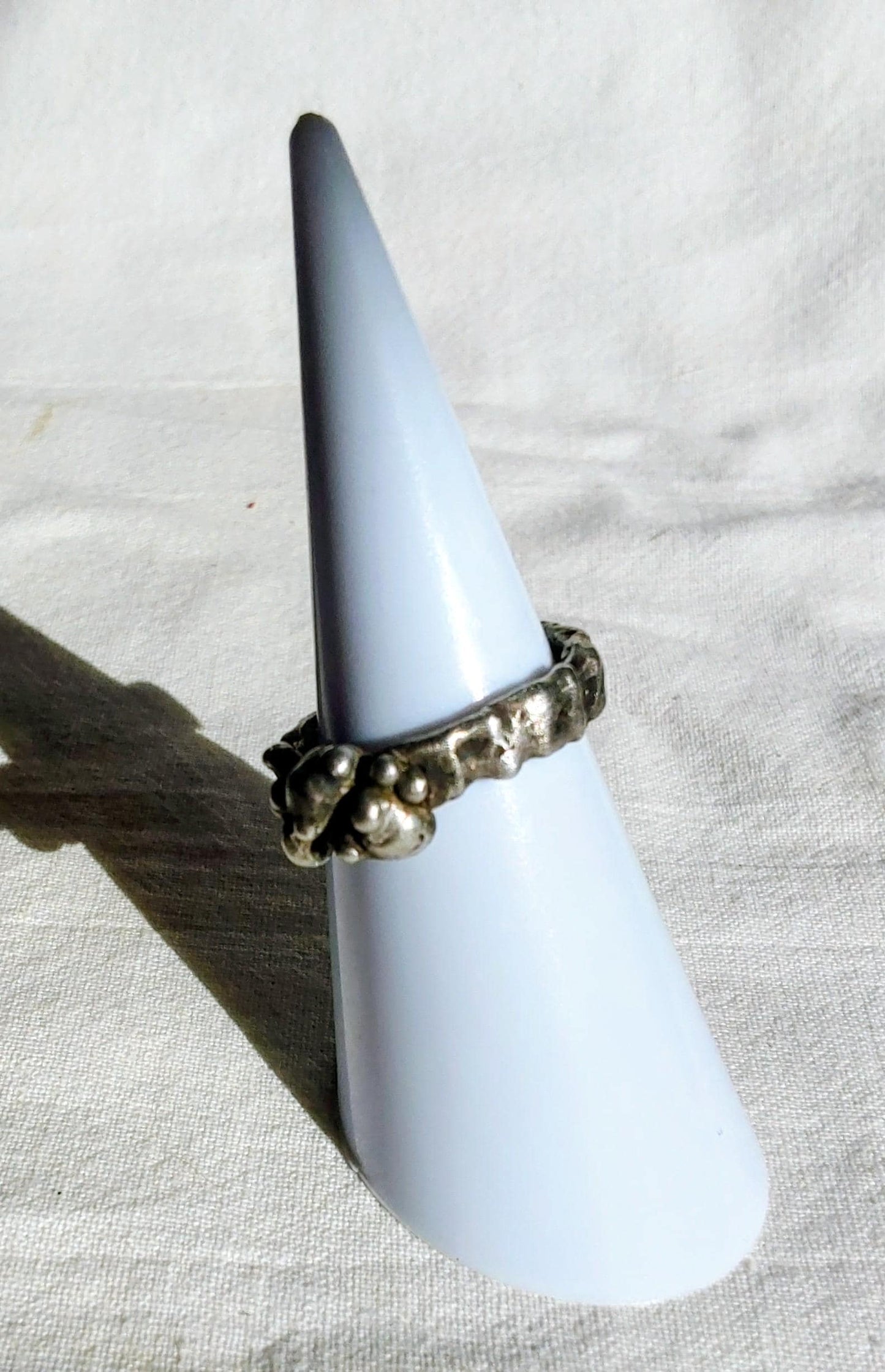 Bague brutaliste contemporaine T61 étain massif vieilli