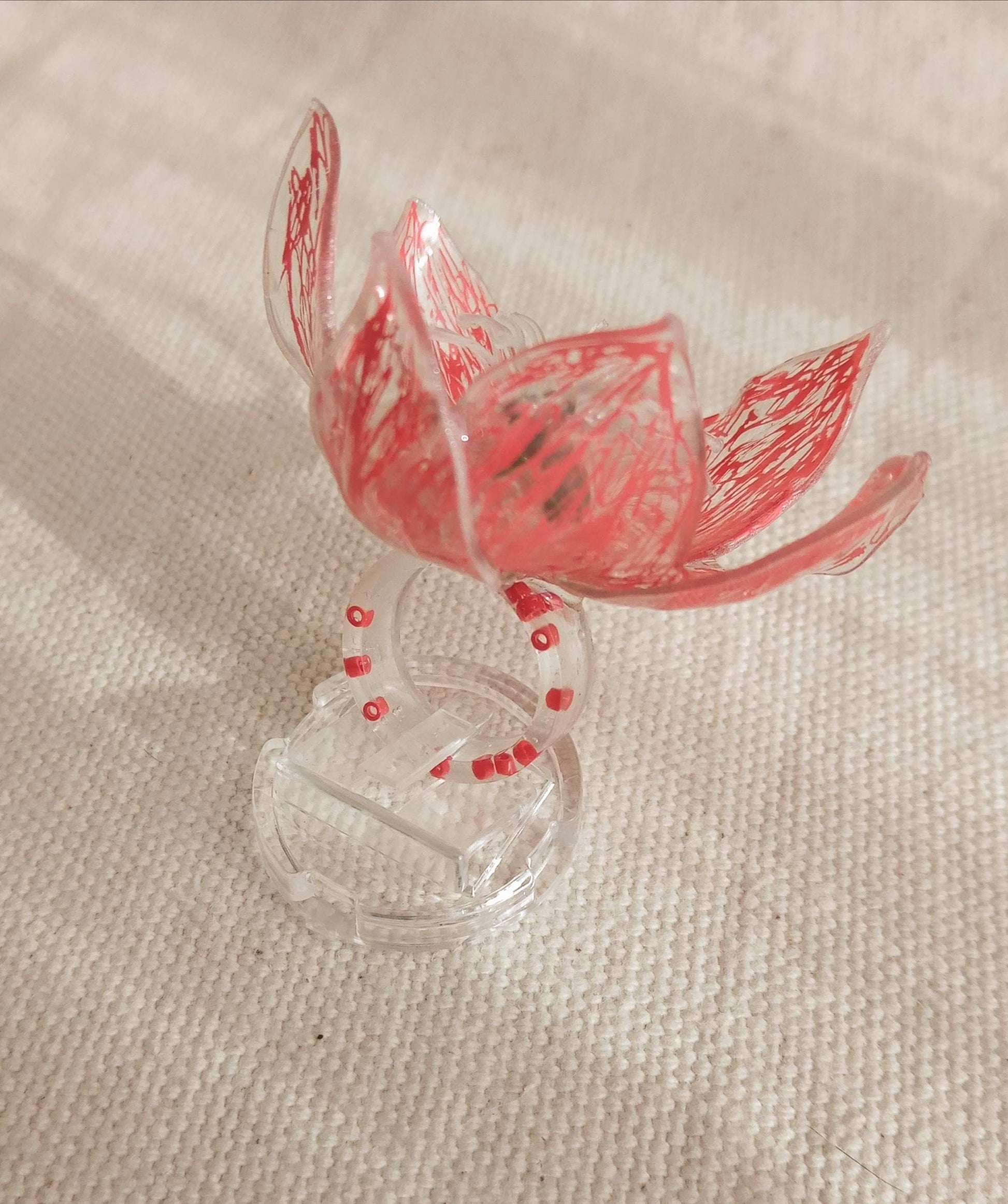Bague T49 fleur rouge coeur vert en plastique surcyclé