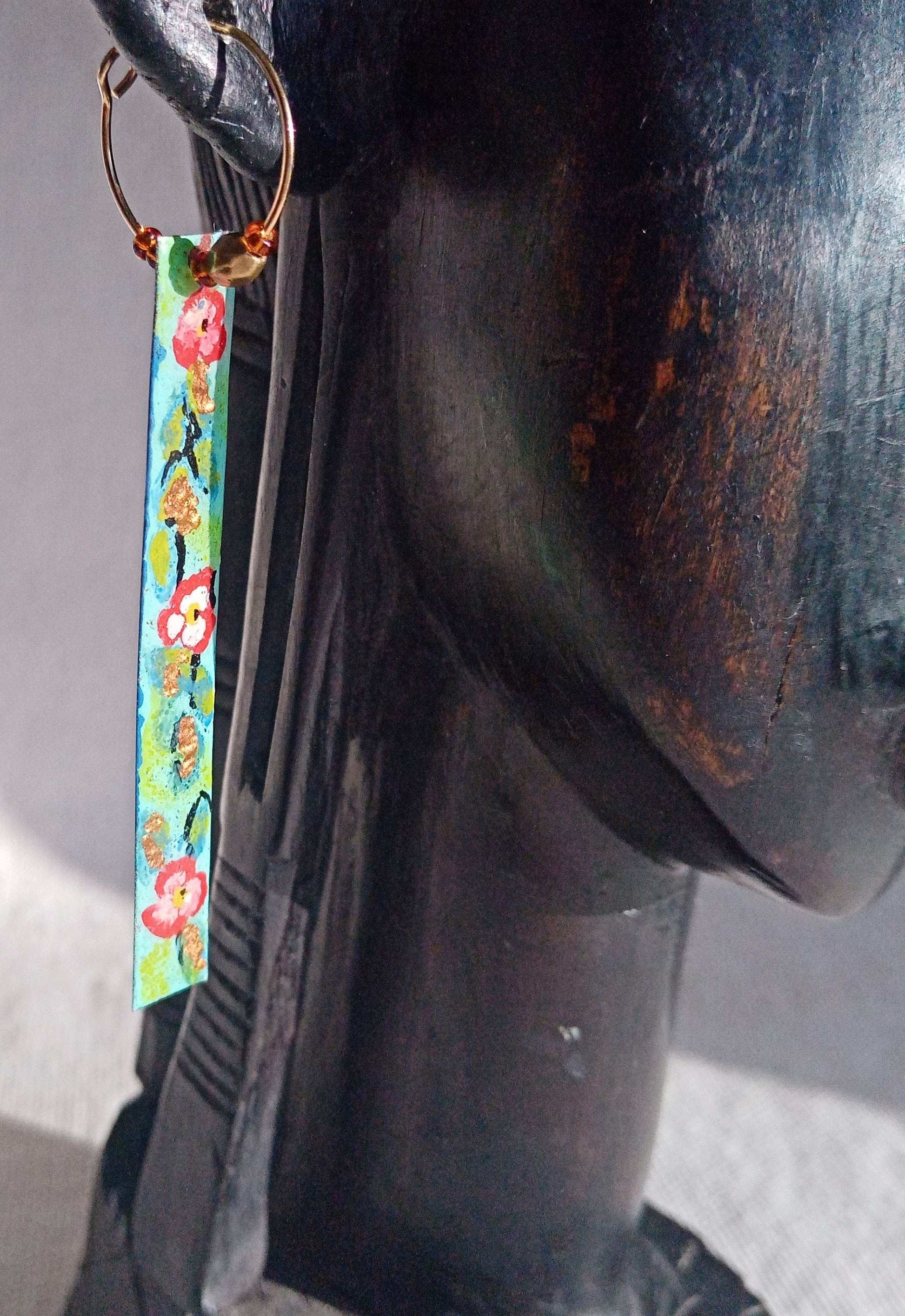 Boucles fait main pendantes bleues avec fleurs, bohèmes shabi chic,   laiton
