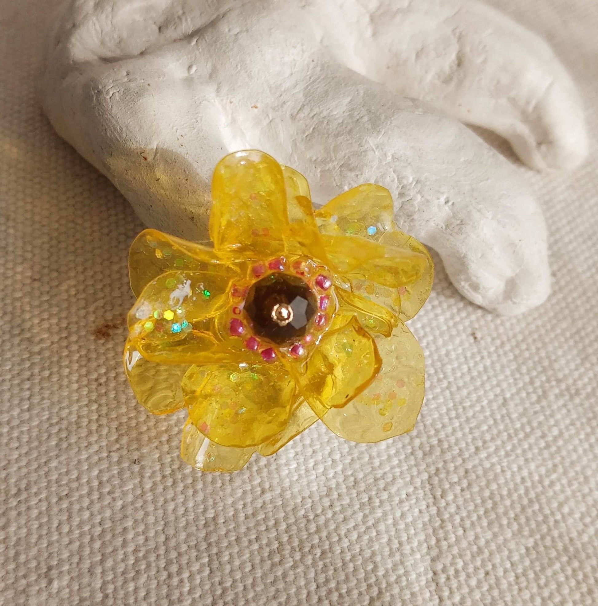 Bague  T50 fleur jaune coeur rose  en plastique upcycling